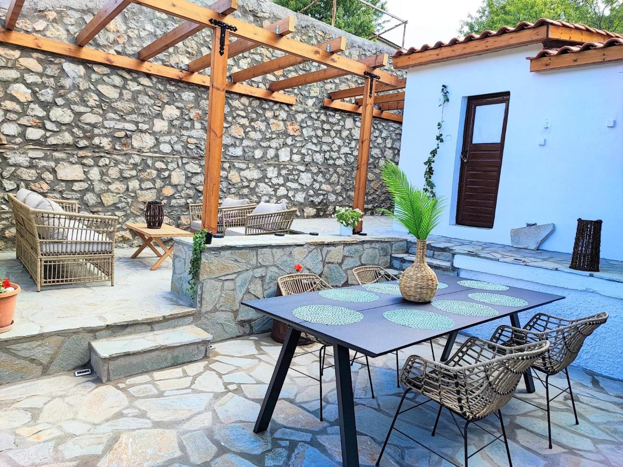 Archontiko Kastellia - Stone Guesthouse with Fireplace and Mountain View