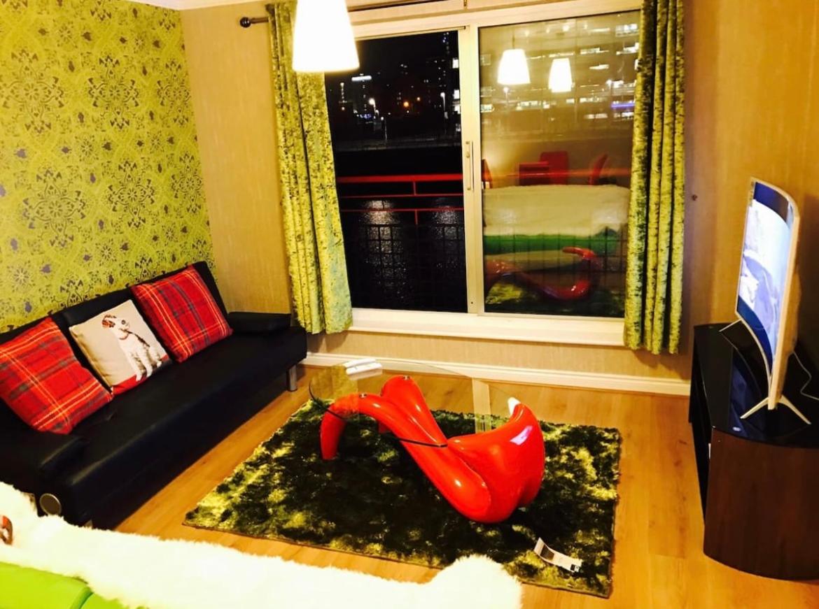Glasgow City Centre Flat with River Views and Parking view 5
