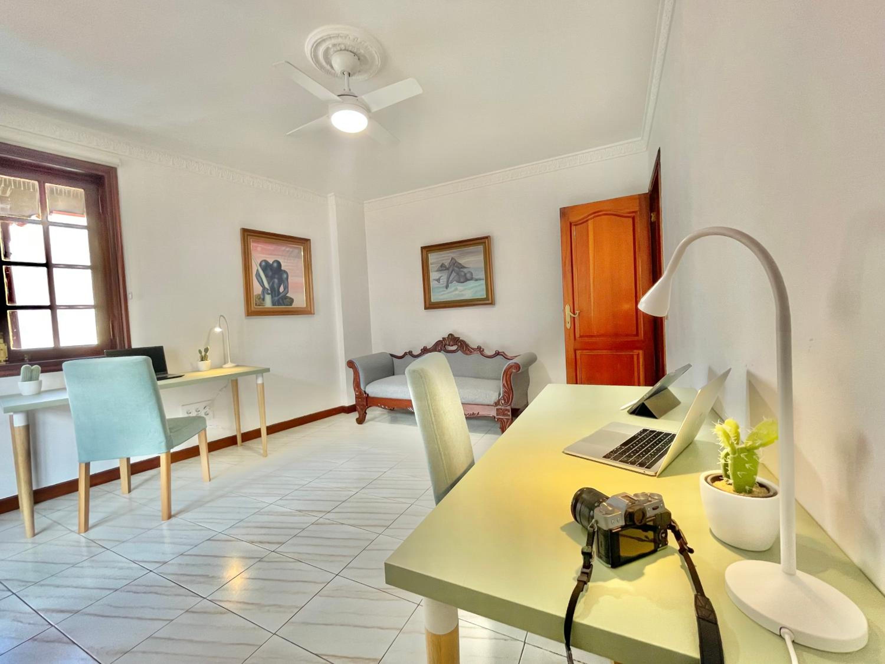 The Balcony House with FREE PARKING
