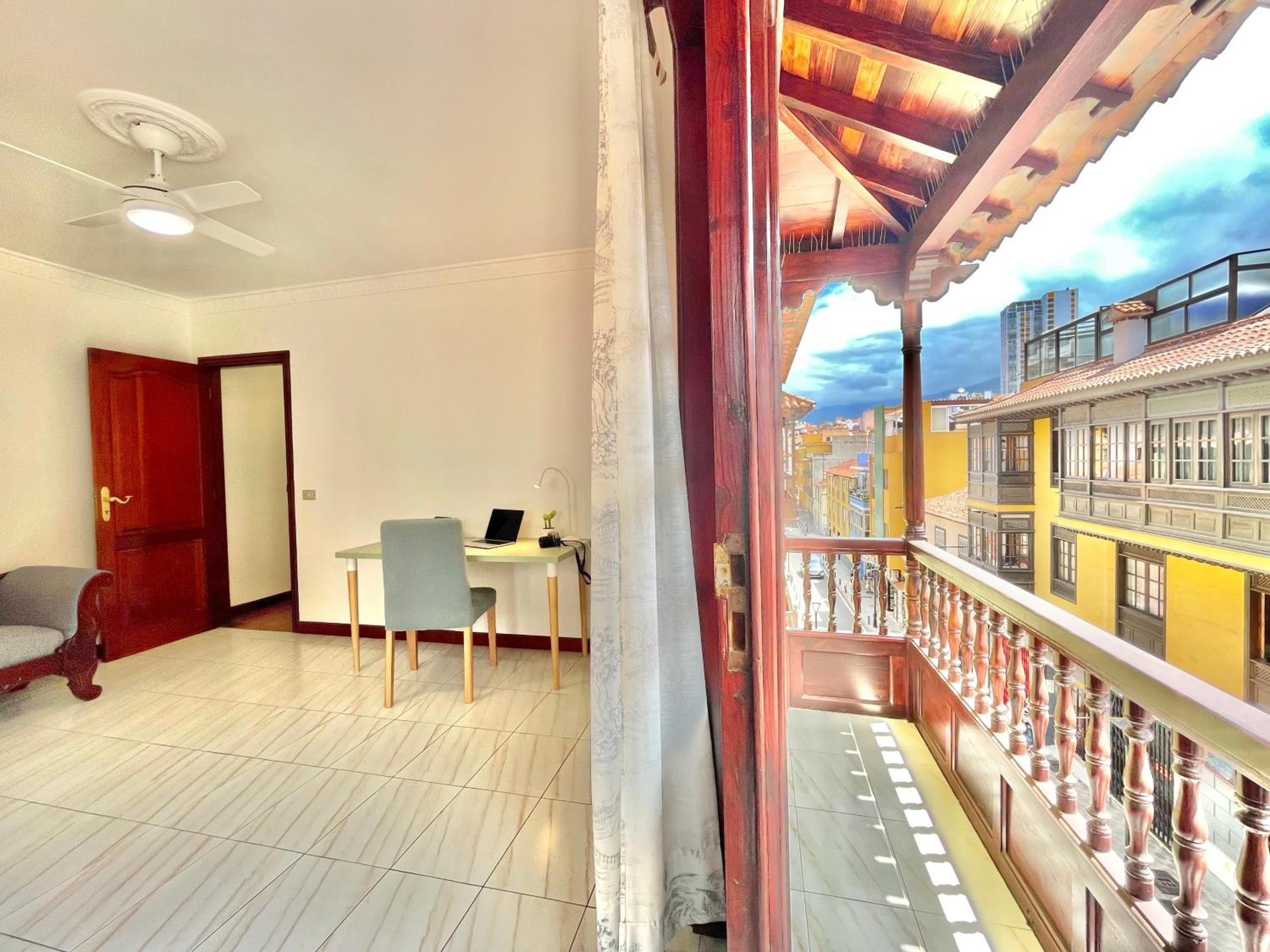 The Balcony House with FREE PARKING