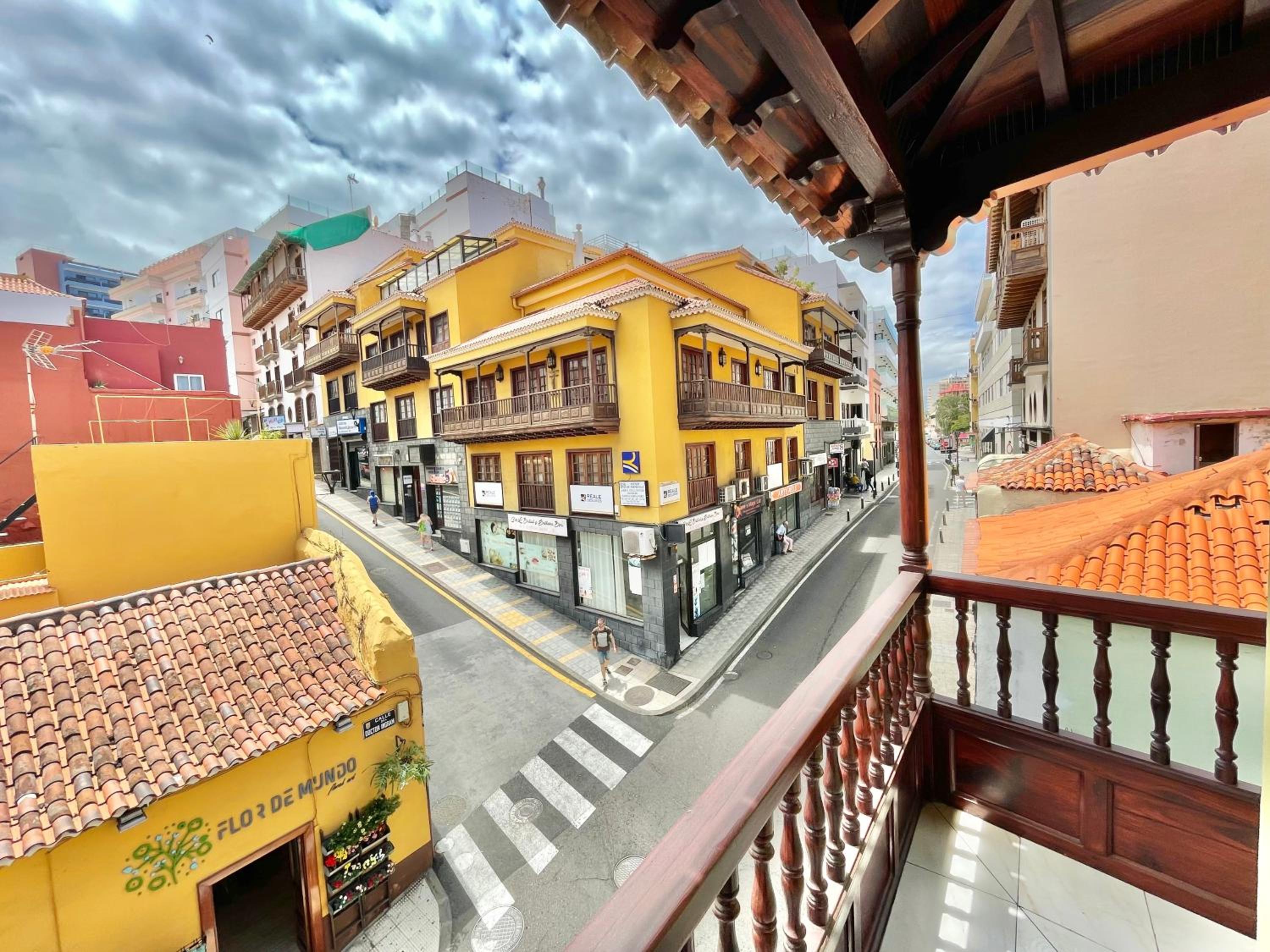 The Balcony House with FREE PARKING