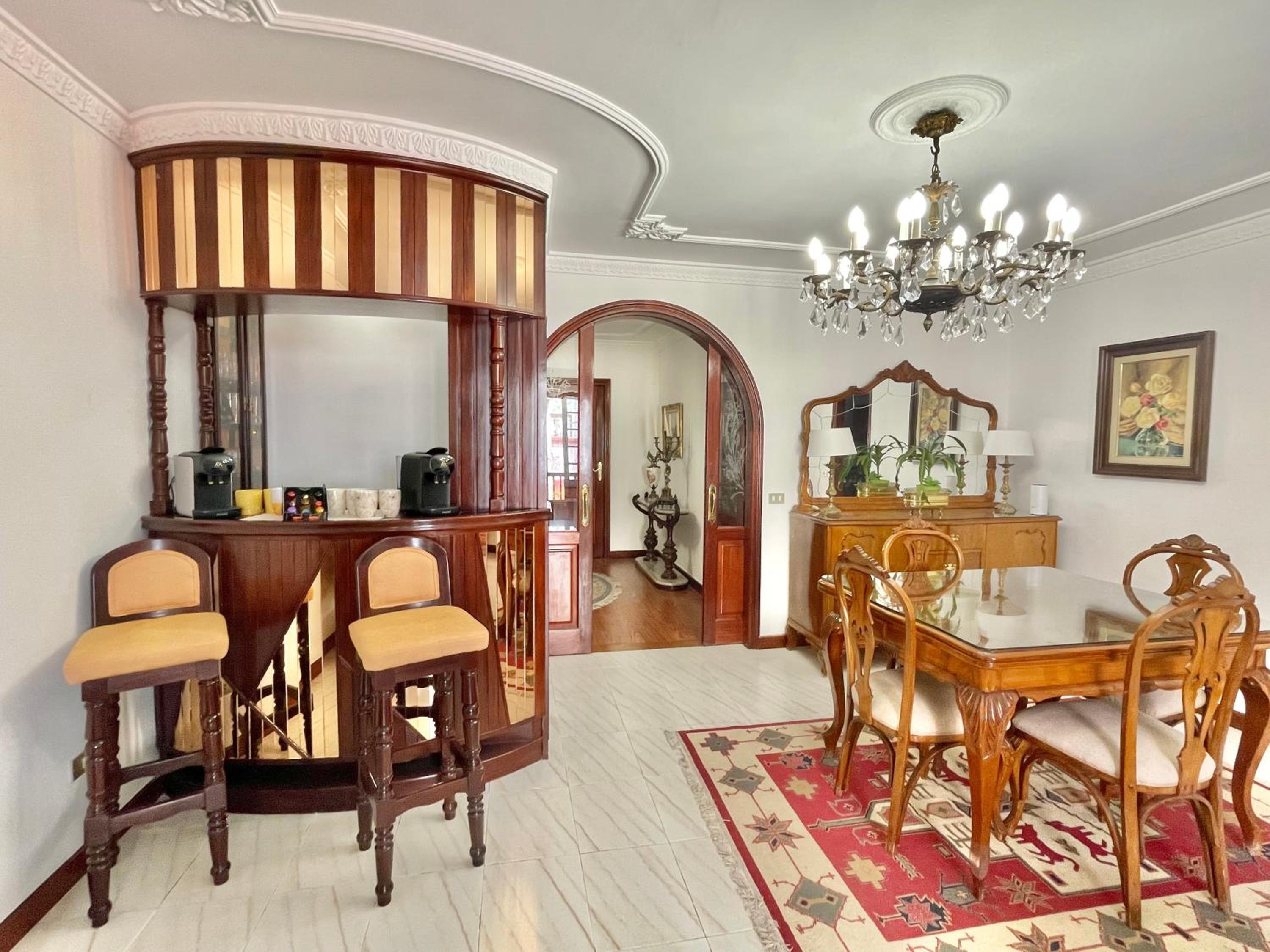 The Balcony House with FREE PARKING