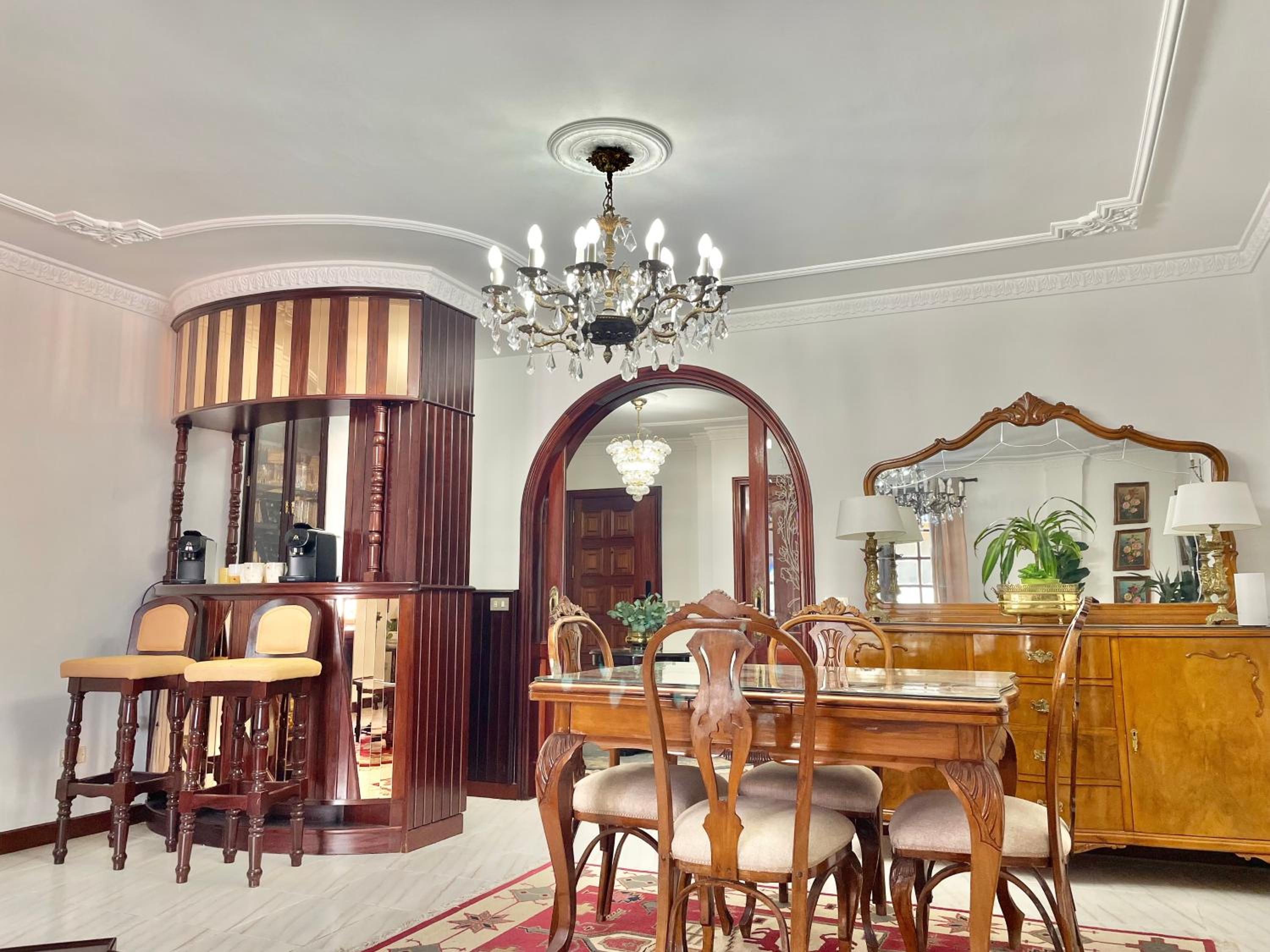 The Balcony House with FREE PARKING