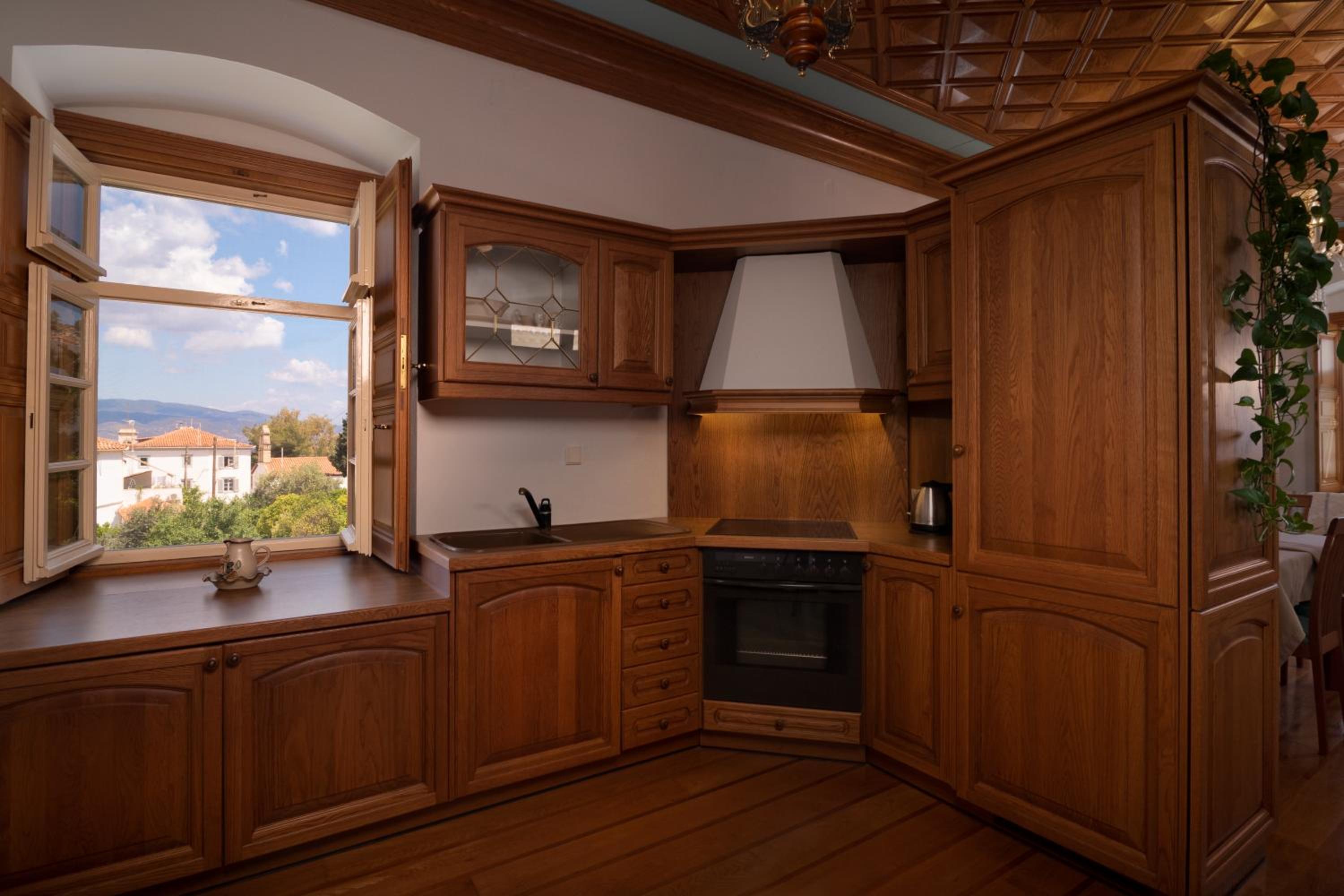 Antoinette Mansion view 5