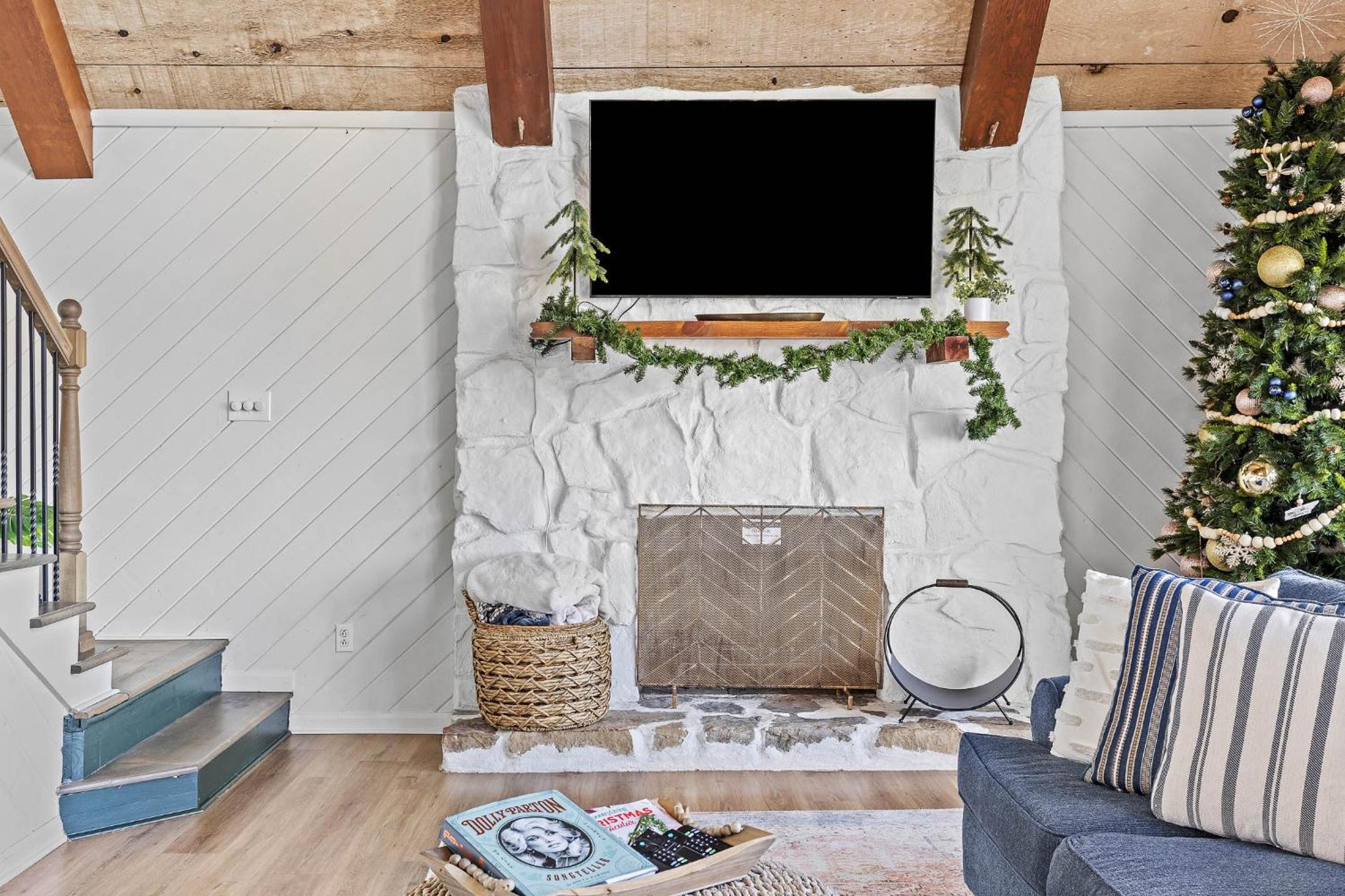 Lazy Daze Lake House - A Beautiful Remodeled A-Frame Style Lake House! view 5