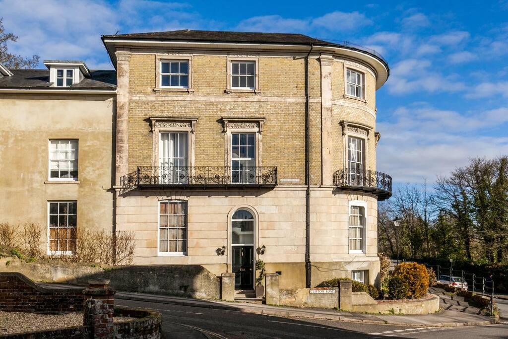 Luxury apartment in the centre of Winchester view 5