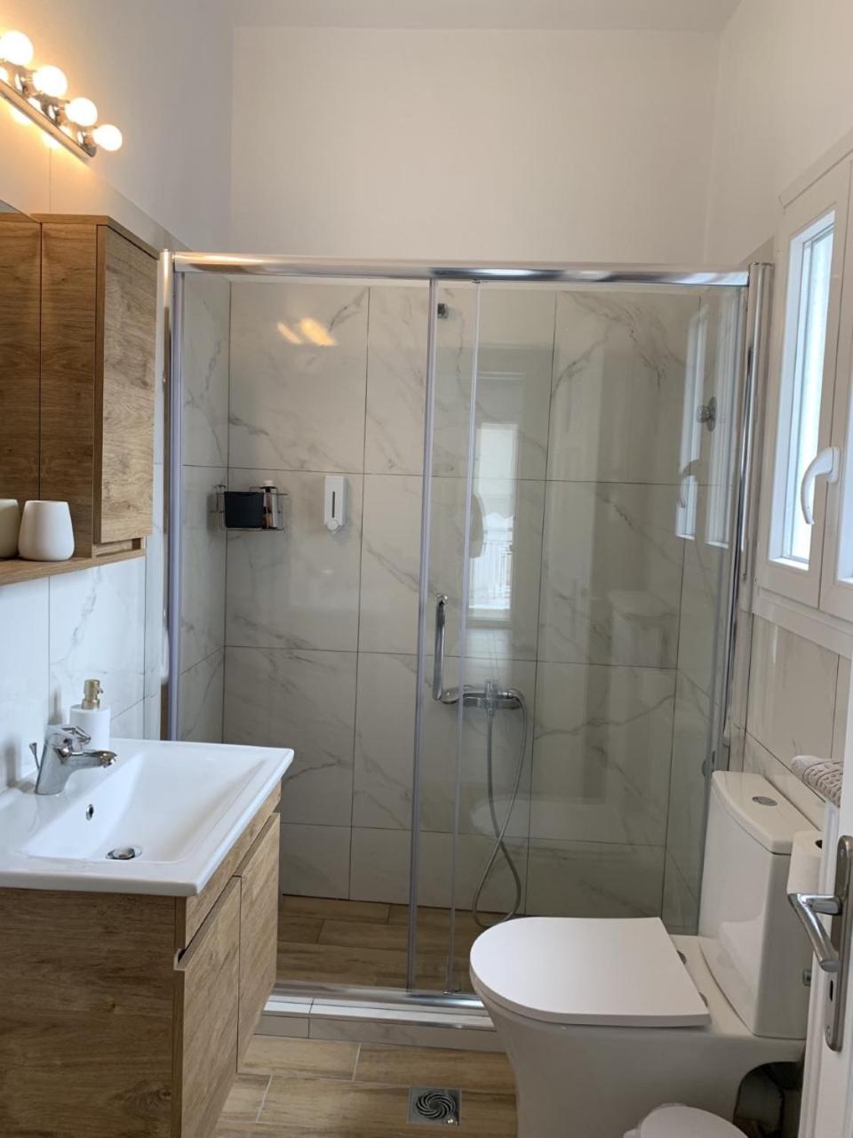 White elephant second floor apartment en Volos — bathroom