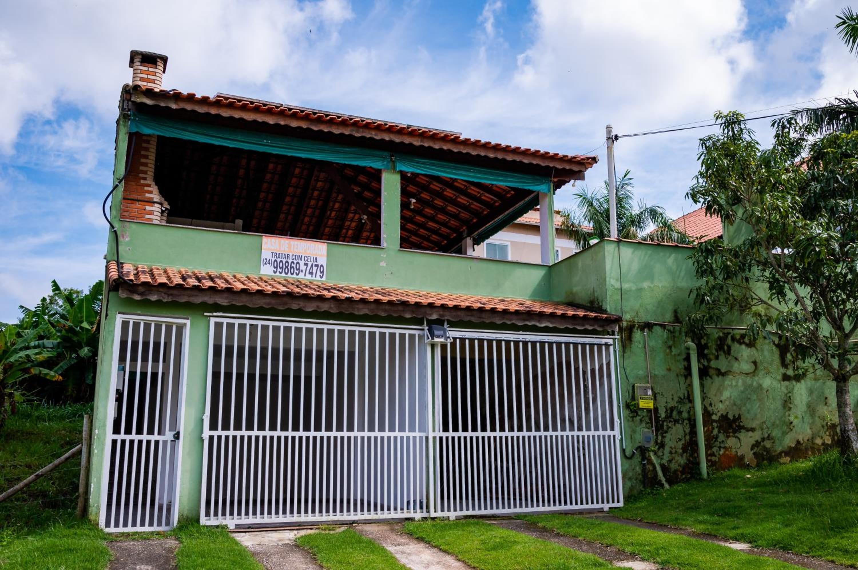 Casa familiar com piscina Penedo RJ