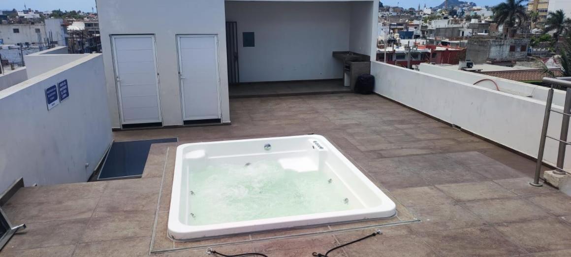 2BR-3BA Condo Block from Beach w Rooftop Jacuzzi view 2