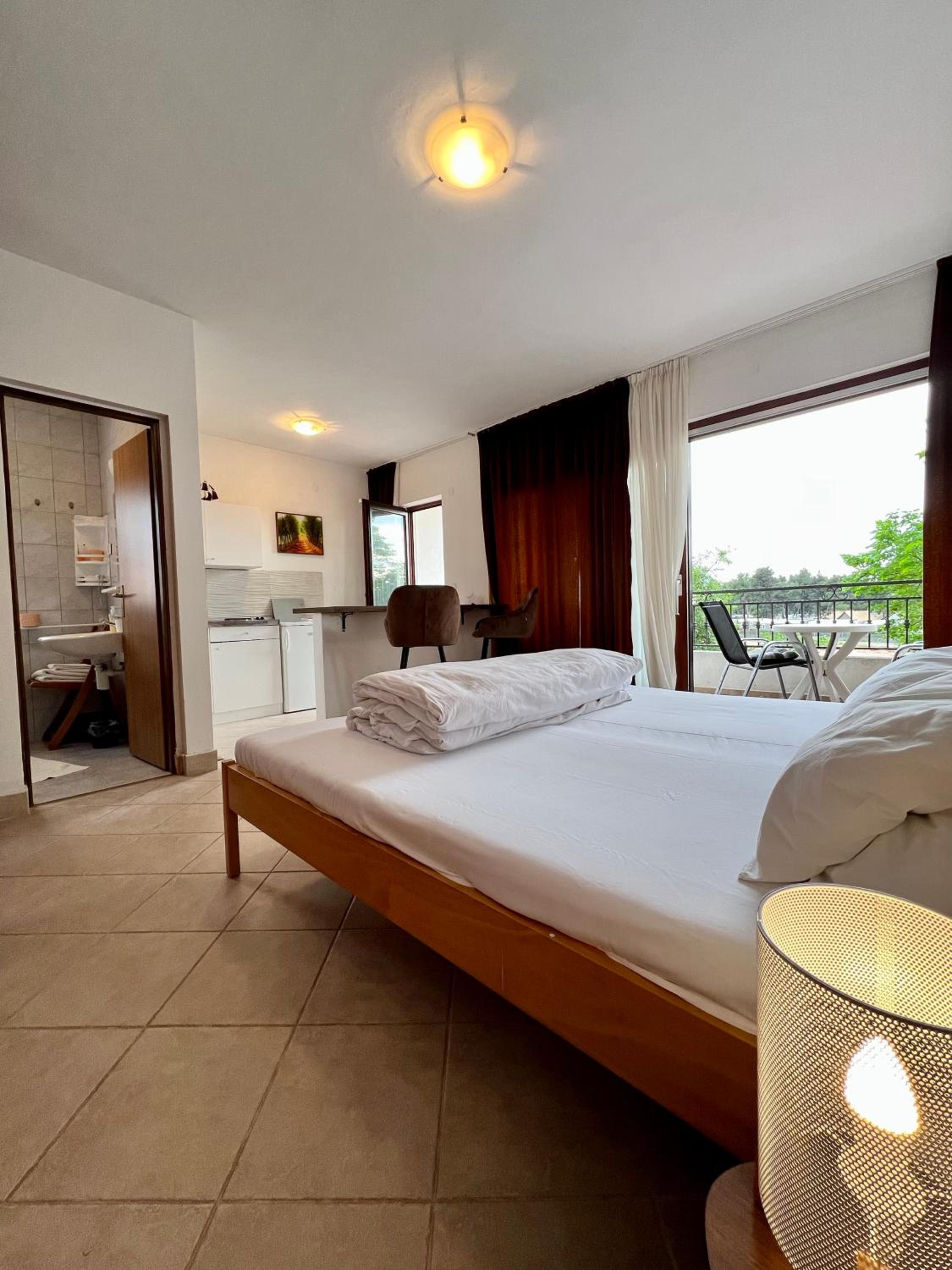 Rooms & Apartment Hegic with parking