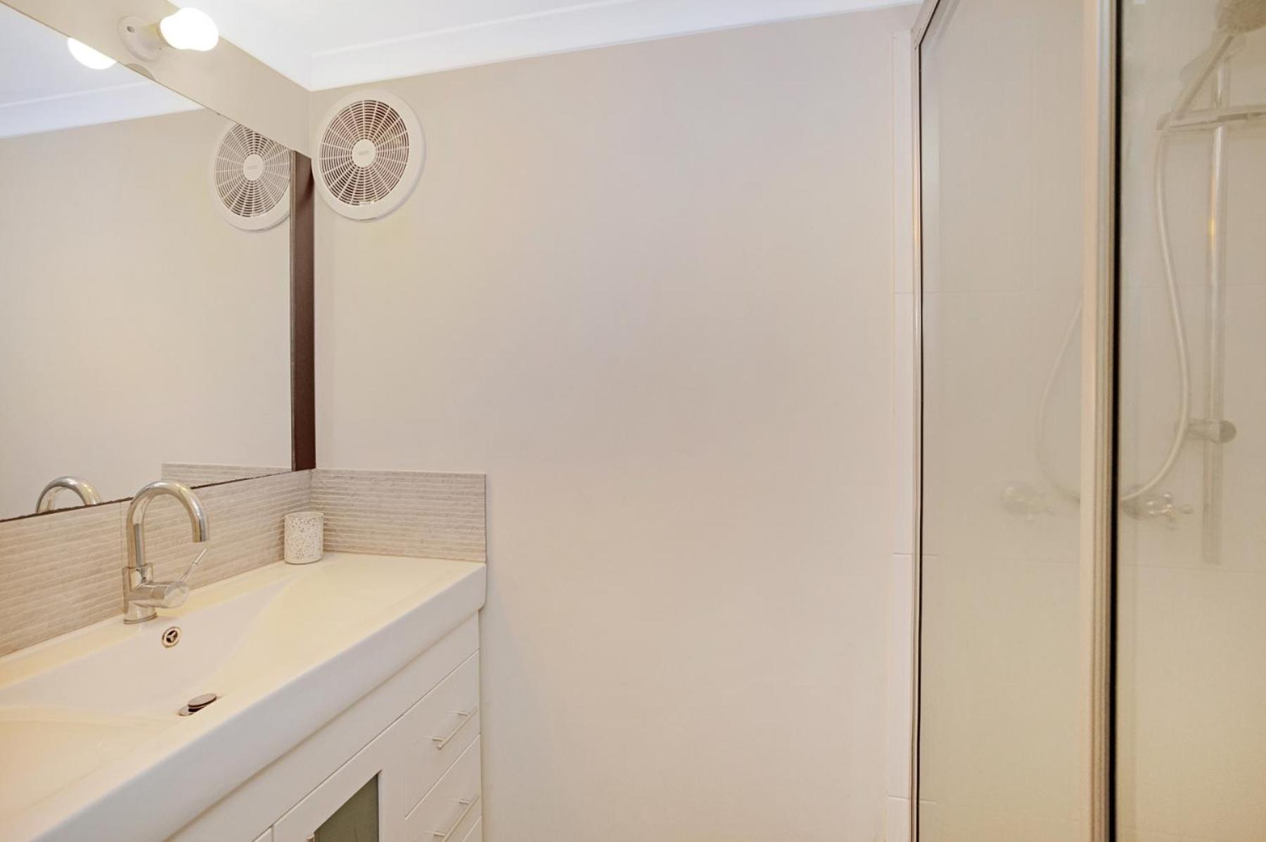 Eleven on Henry Holiday Guest Suite