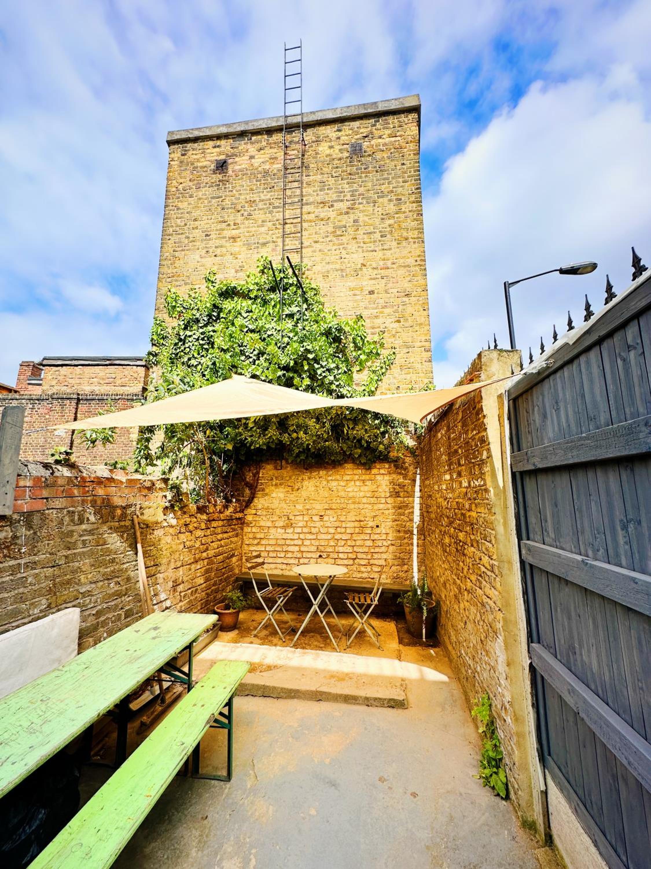 Modern flat with KING bed, garden & outdoor dining