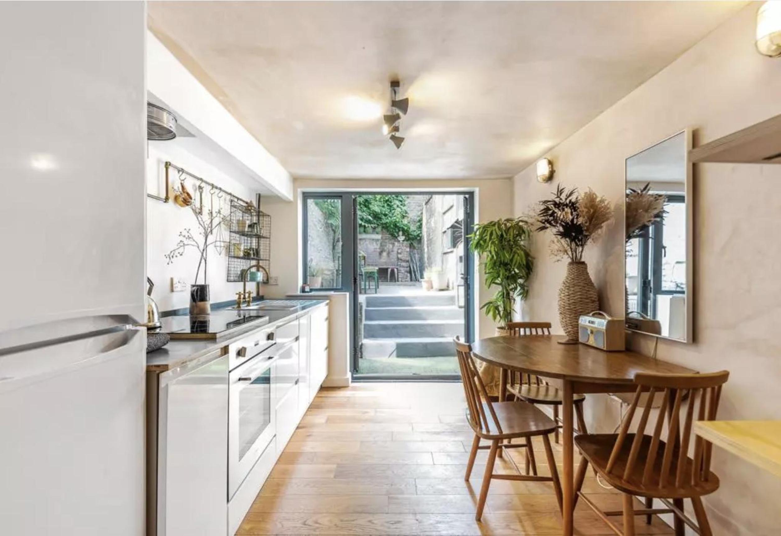 Modern flat with KING bed, garden & outdoor dining