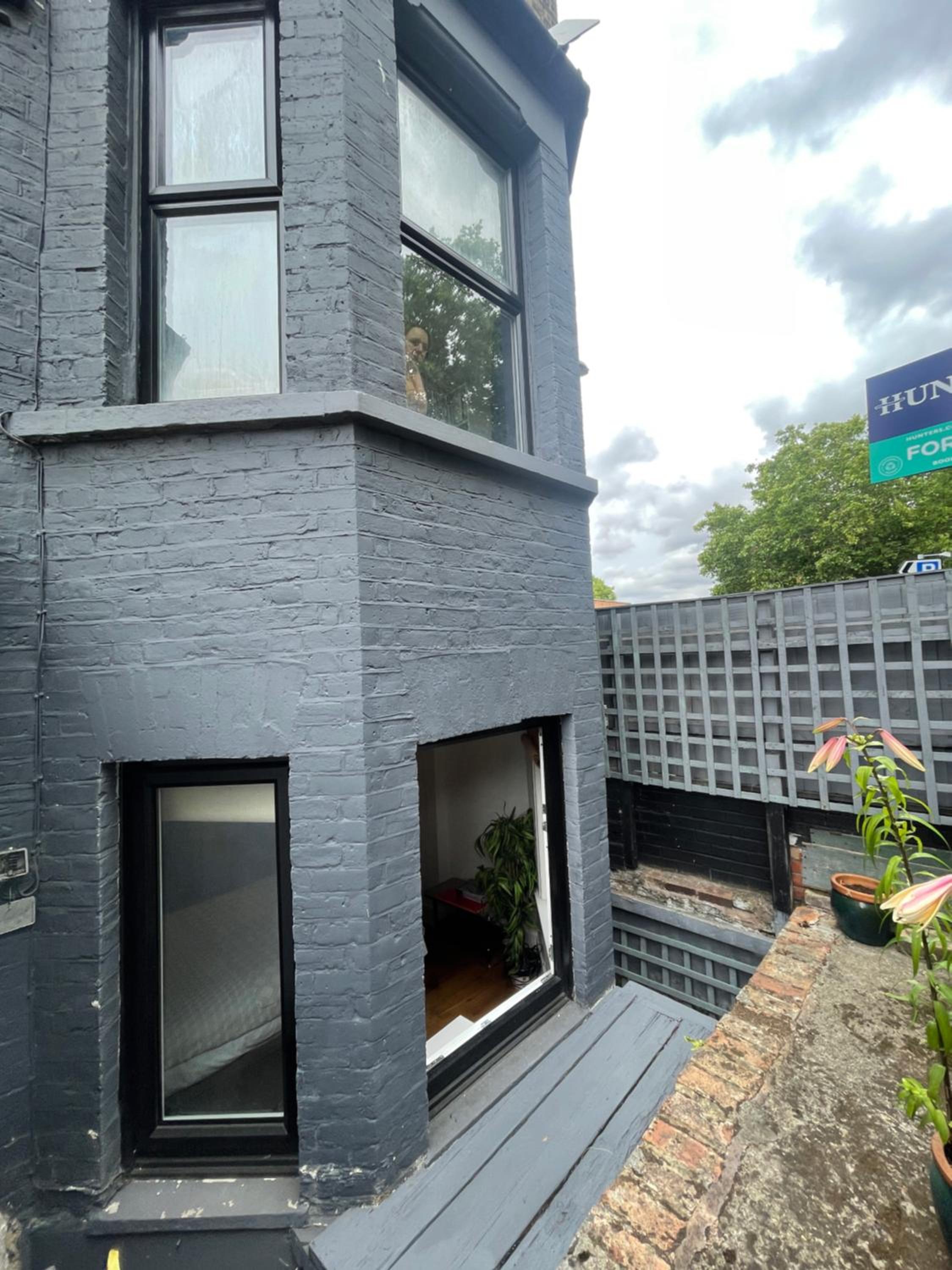 Modern flat with KING bed, garden & outdoor dining