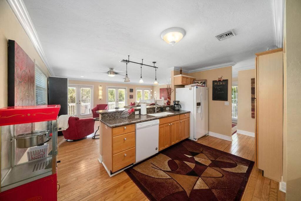 3 BED 3 BATH Tropical Paradise WATERFRONT POOL HOUSE - On Canal - DIRECT ACCES TO GULF view 4