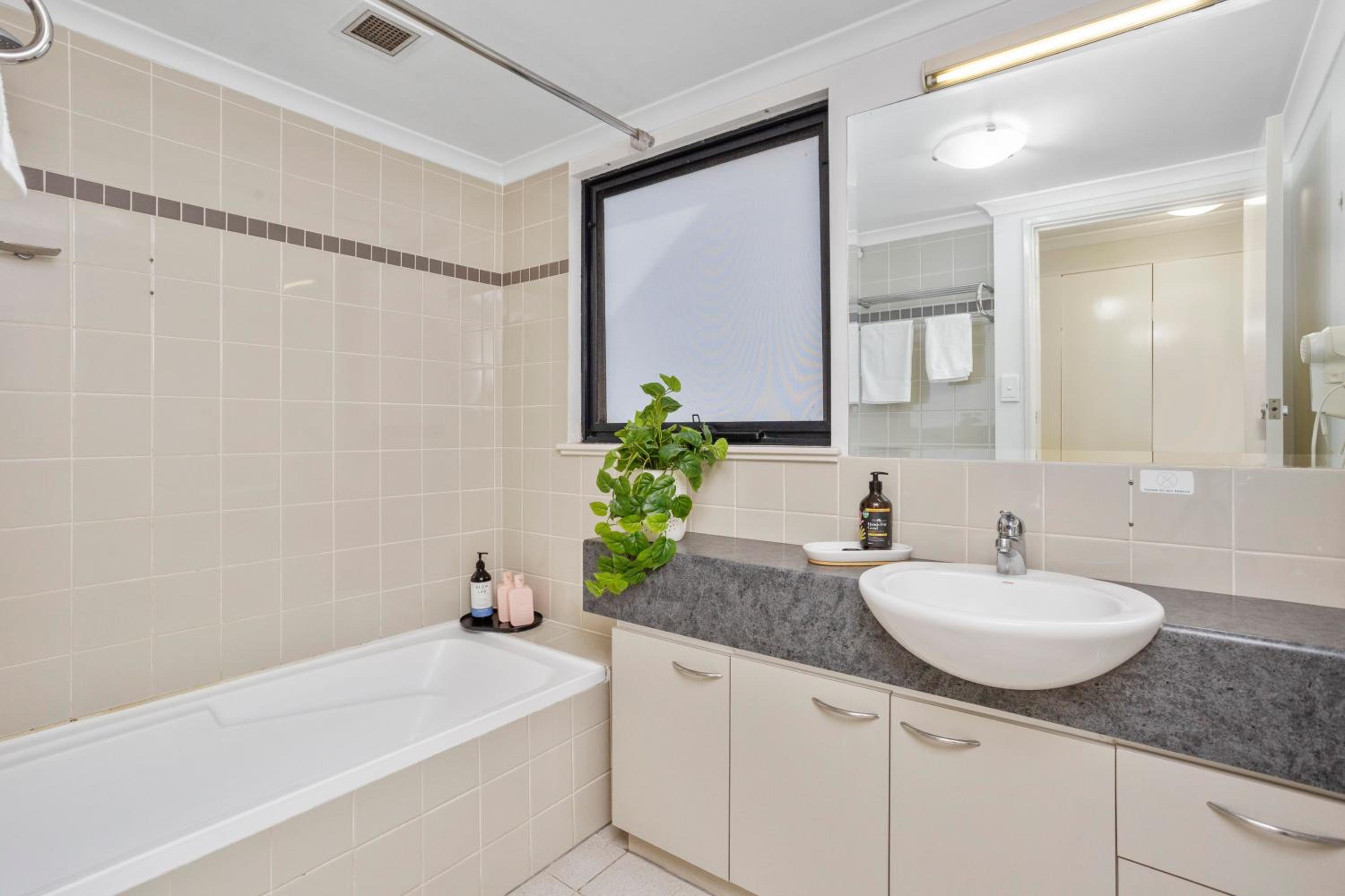 Prime 2BR Suite on Mounts Bay Road