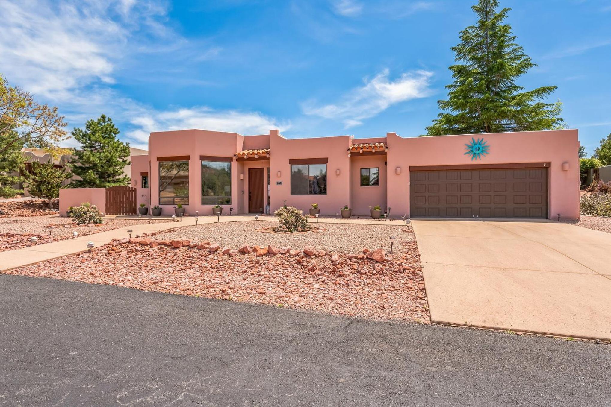 Hotel Beautiful Sedona Home, Redrock Views, and Hot Tub - Image 1