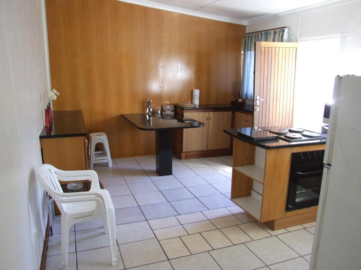 Mechell's Accomodation view 4