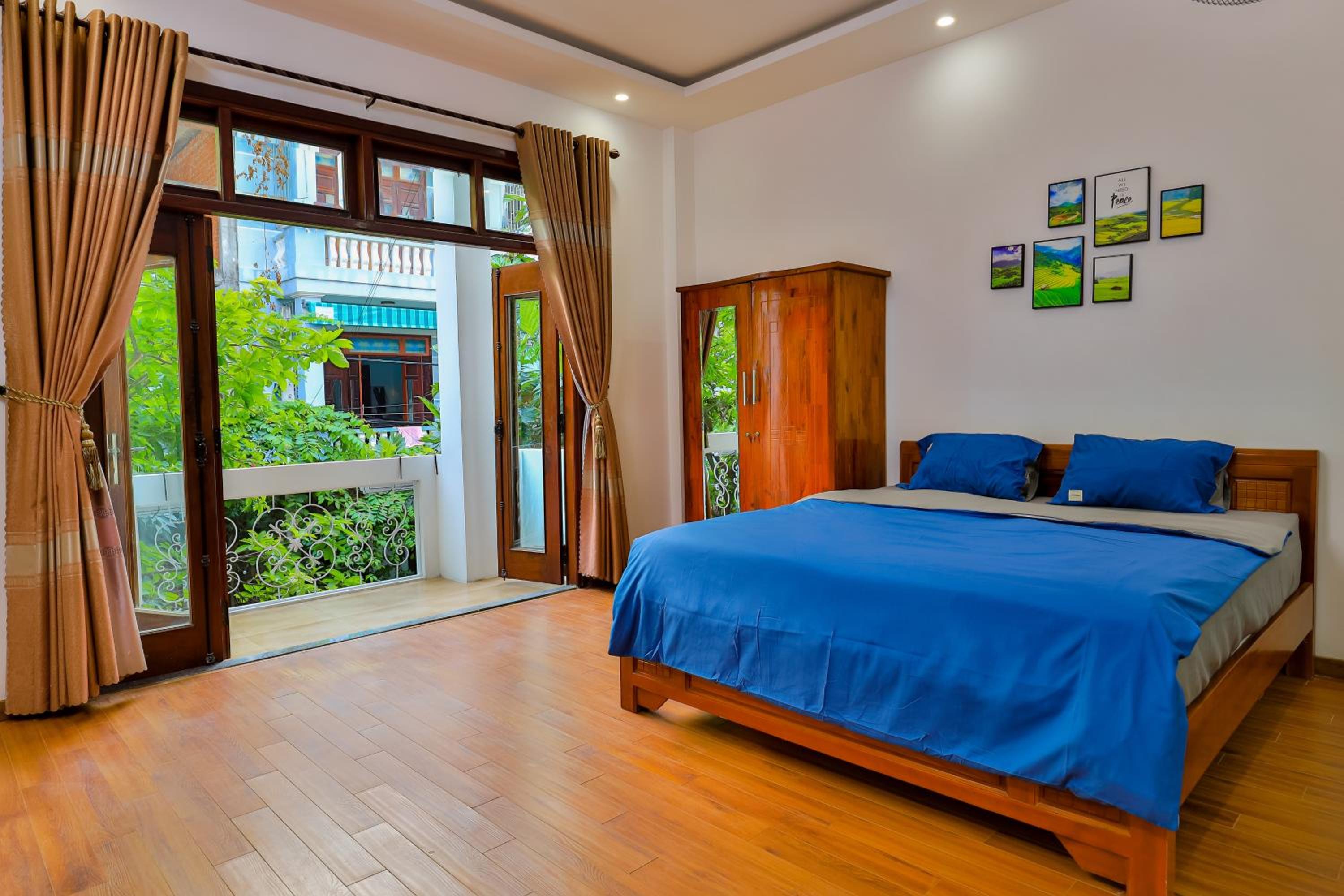 Simple House Near My Khe Beach and Night Street