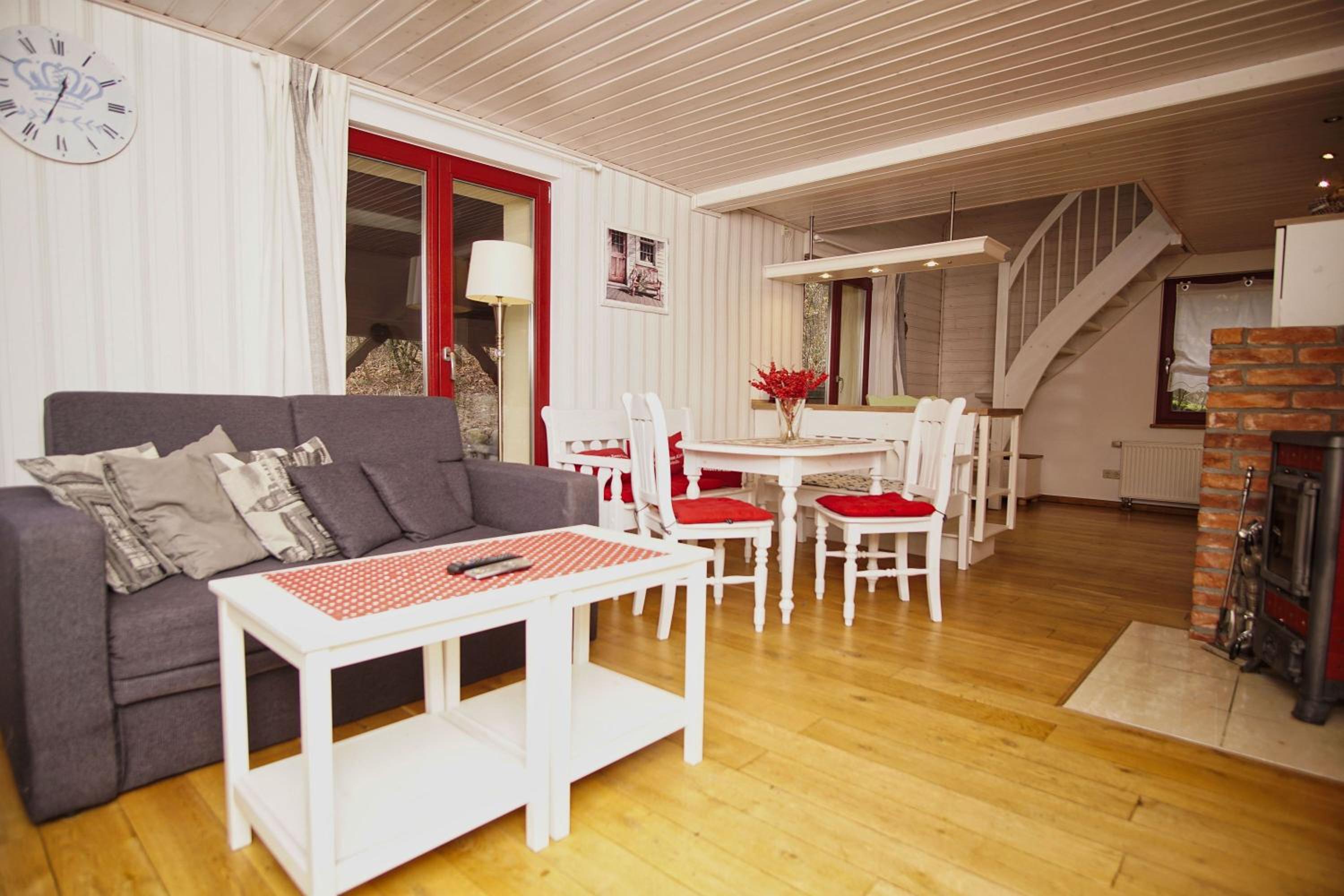 idyllische Lage, eigene Fasssauna, Kamin und Terrasse - Ferienhaus Rotkäppchen