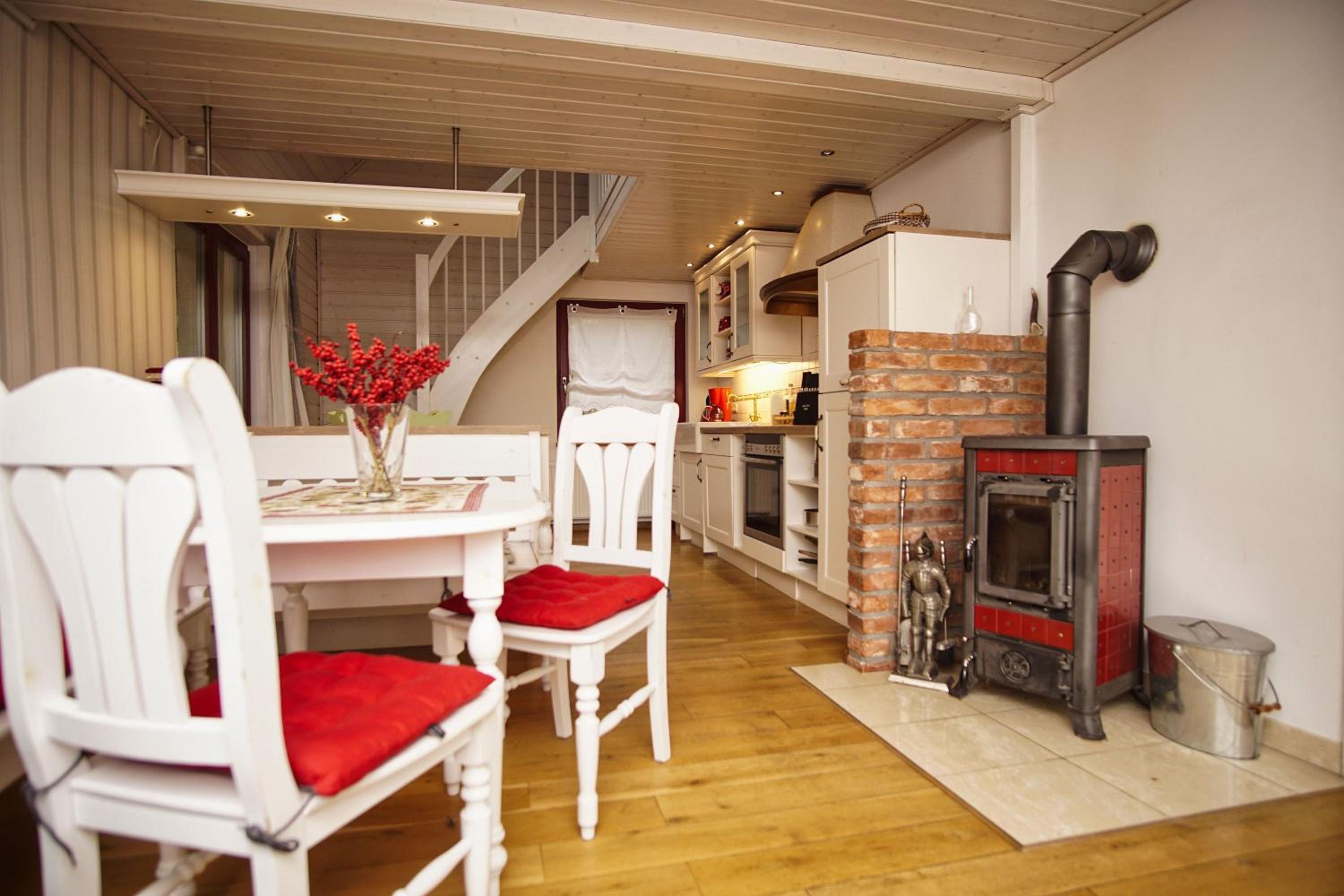 idyllische Lage, eigene Fasssauna, Kamin und Terrasse - Ferienhaus Rotkäppchen