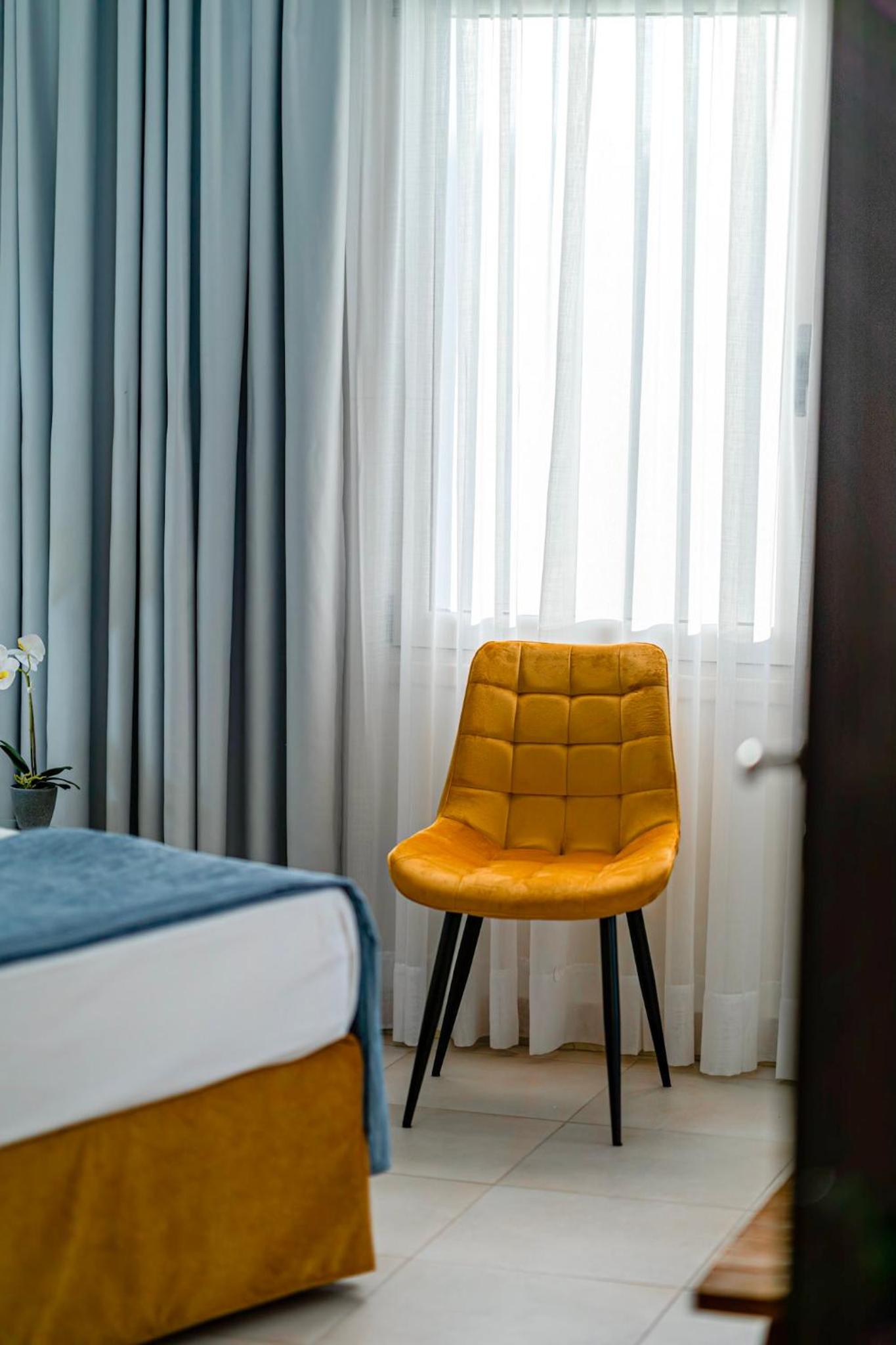 Luxury Town Center Suite, Β1