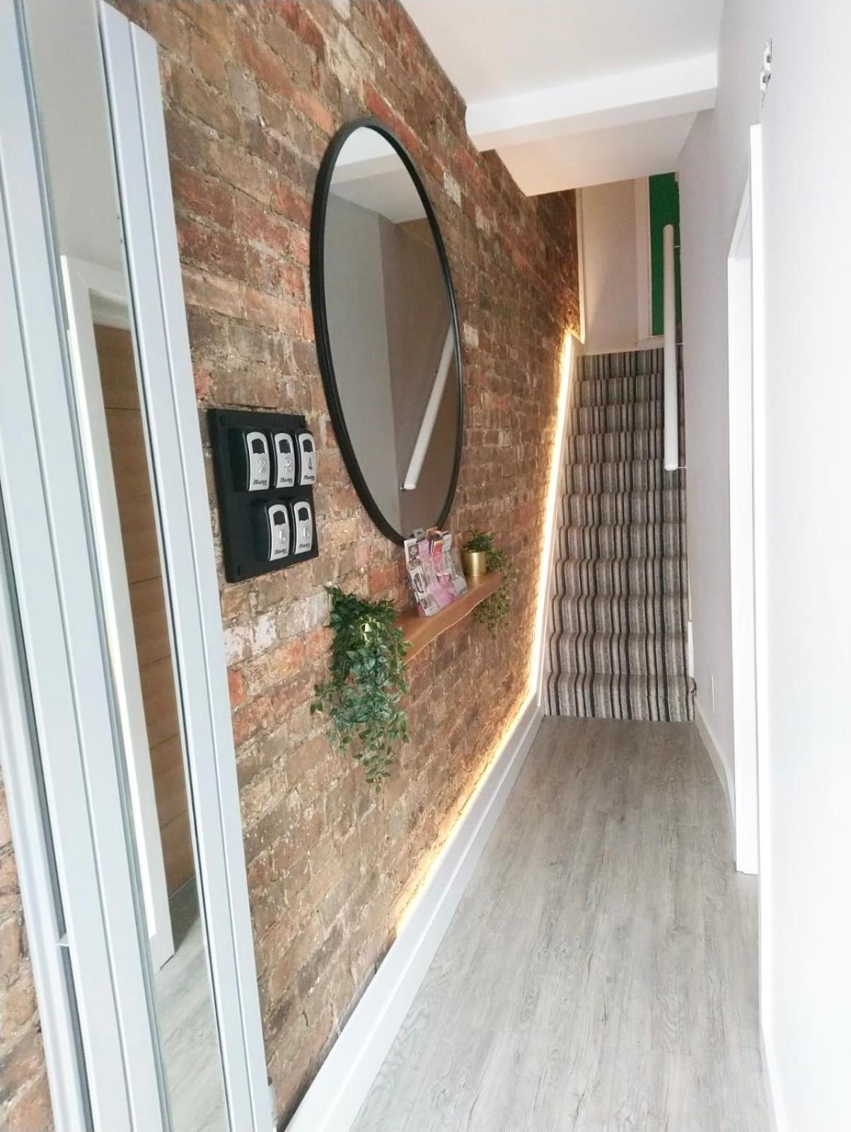 Cloud9 Guest House - by Coastline Retreats - Newly Renovated, Beautiful Ensuite Rooms Near Seafront in Town Centre, Netflix, SuperFast WiFi, Communal Kitch view 2