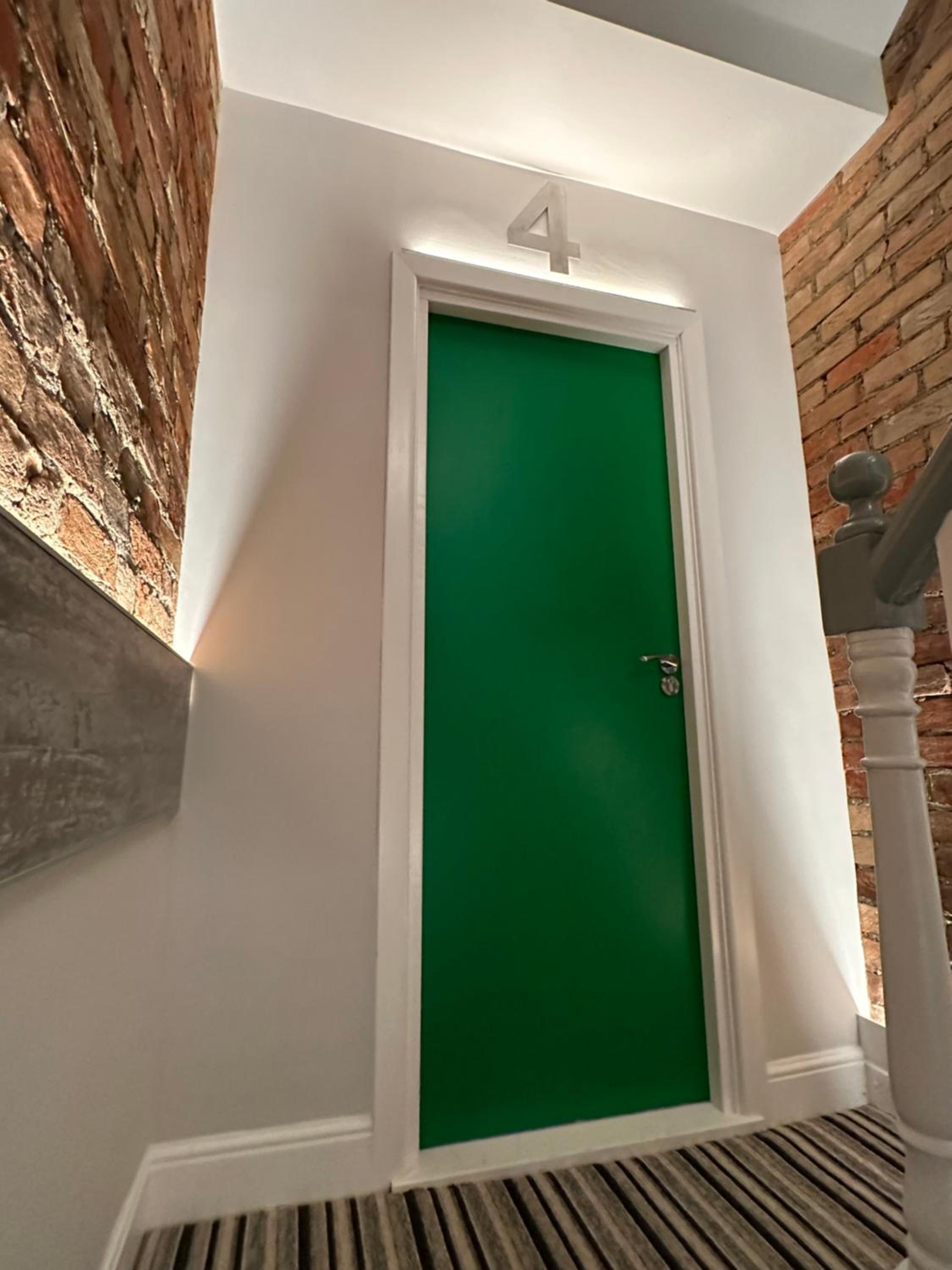 Cloud9 Guest House - by Coastline Retreats - Newly Renovated, Beautiful Ensuite Rooms Near Seafront in Town Centre, Netflix, SuperFast WiFi, Communal Kitch view 4
