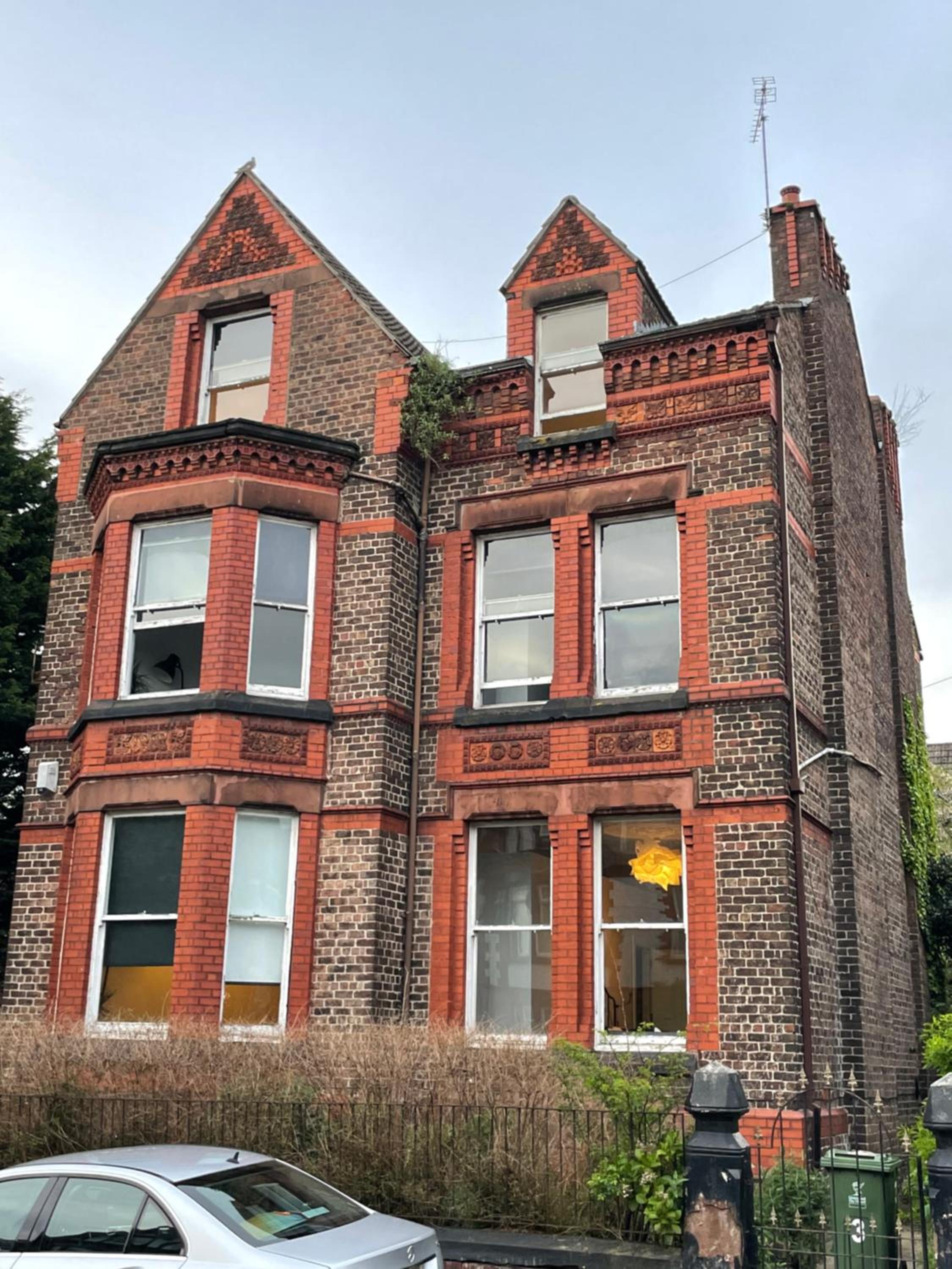 Deluxe Huge Detached House with Parking, sleeps up to 30 people, 2m from Liverpool City Centre view 2