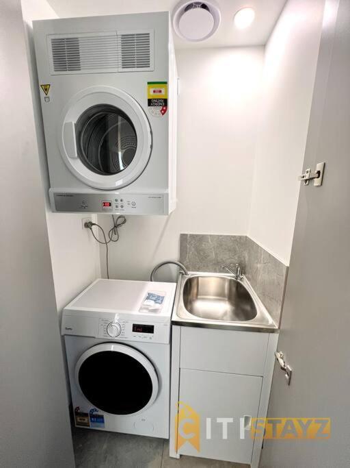 Fab in Phillip - 2bd 2bth Apt - Close to CBR Hospital