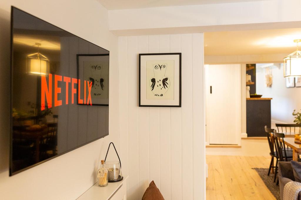 Luxury 2 bedroom cottage in the Cotswolds view 4
