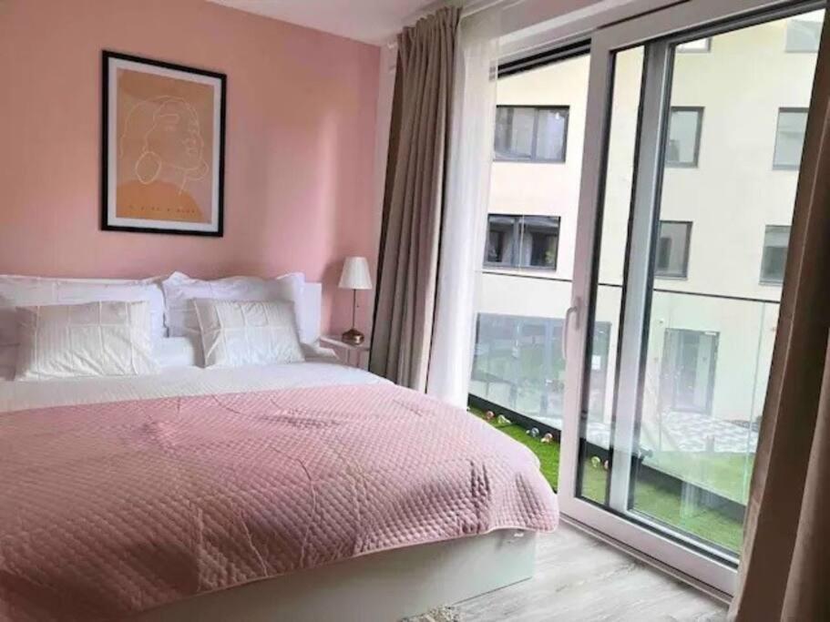 B104 - Liberty Bridge Lovely Home with Free parking view 4