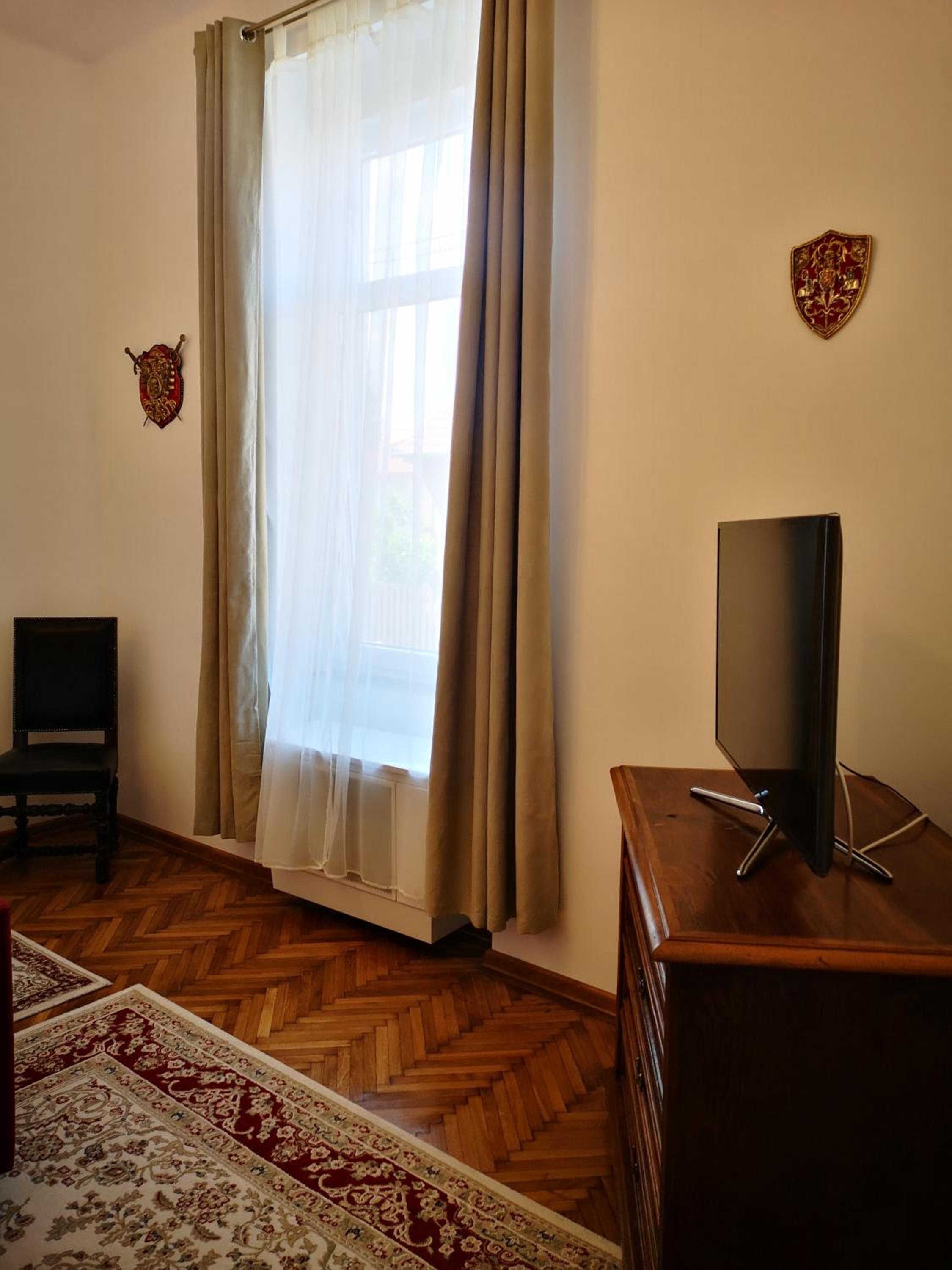 Weisz Castle style Apartment-City Center- Free Private Parking view 2