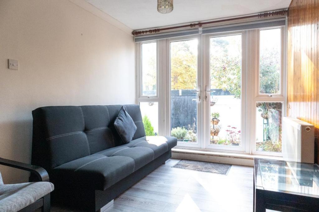 4 Bedroom-Southampton-Sleeps 6- Garden view 2