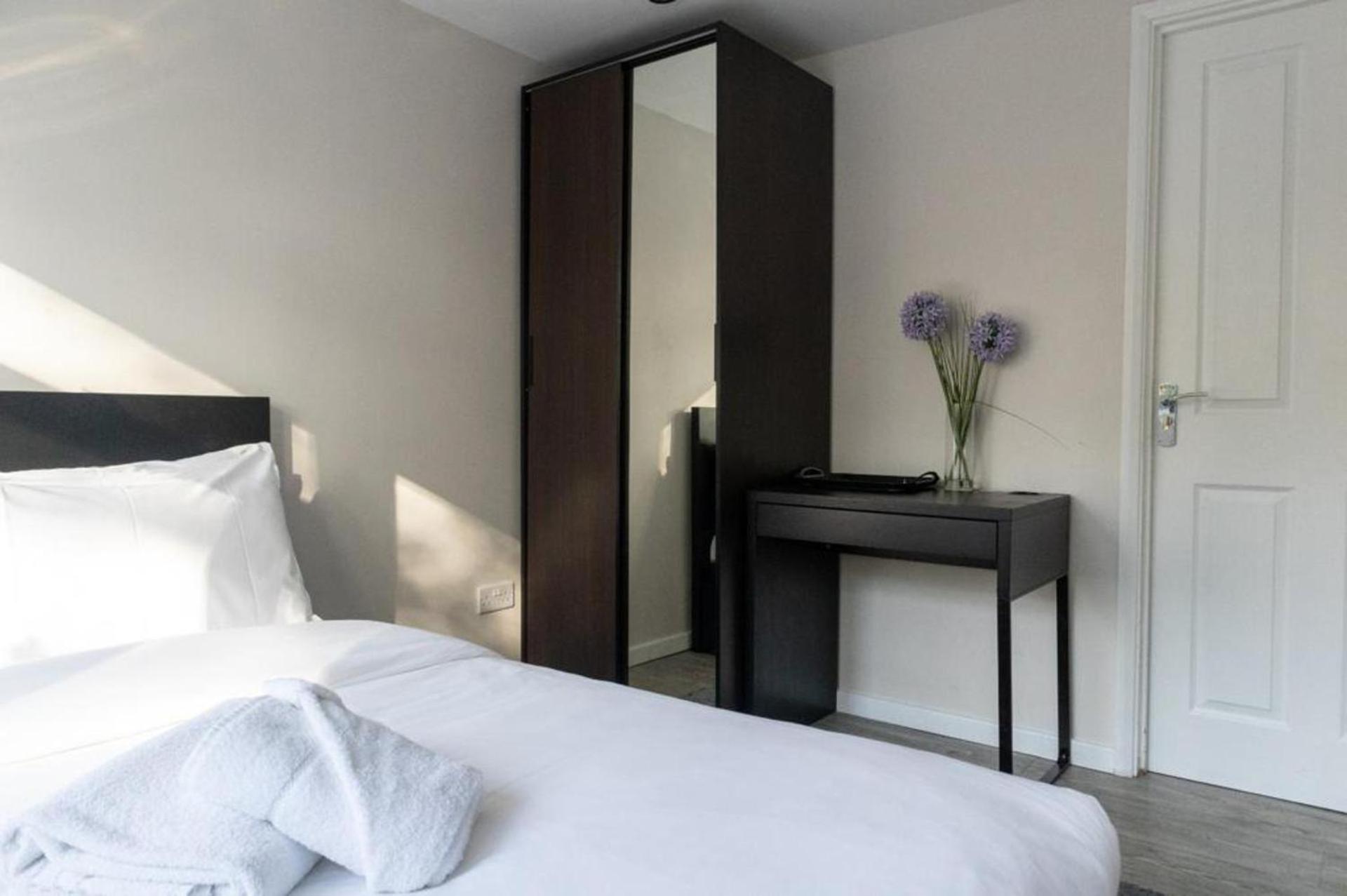 4 Bedroom-Southampton-Sleeps 6- Garden view 5