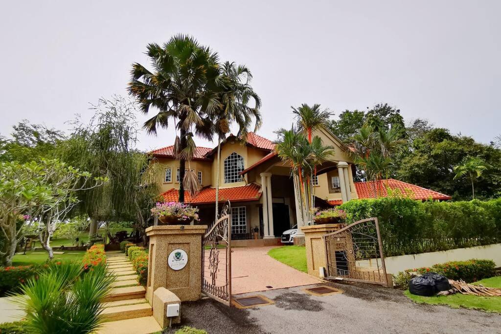 Tiara Golf Villa With Pool