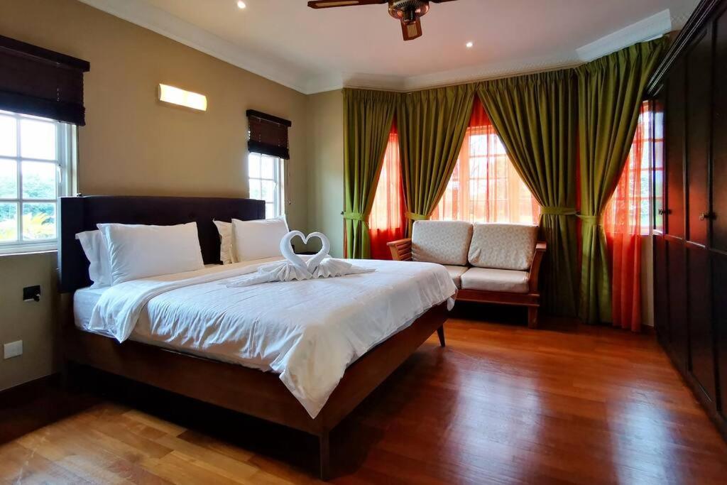 Tiara Golf Villa With Pool