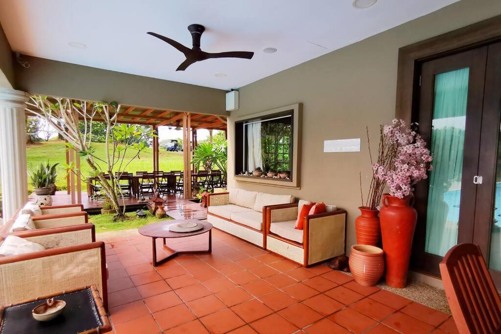 Tiara Golf Villa With Pool