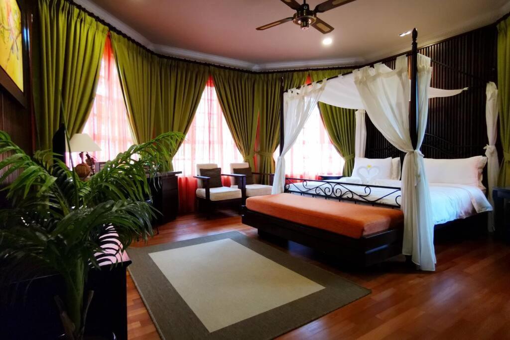 Tiara Golf Villa With Pool