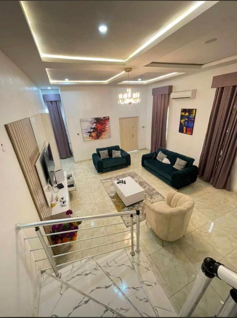 Jilles apartments -4bedroomduplex24hrlight&security