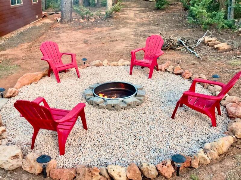 Lovely Log Cabin With Fire Pit!