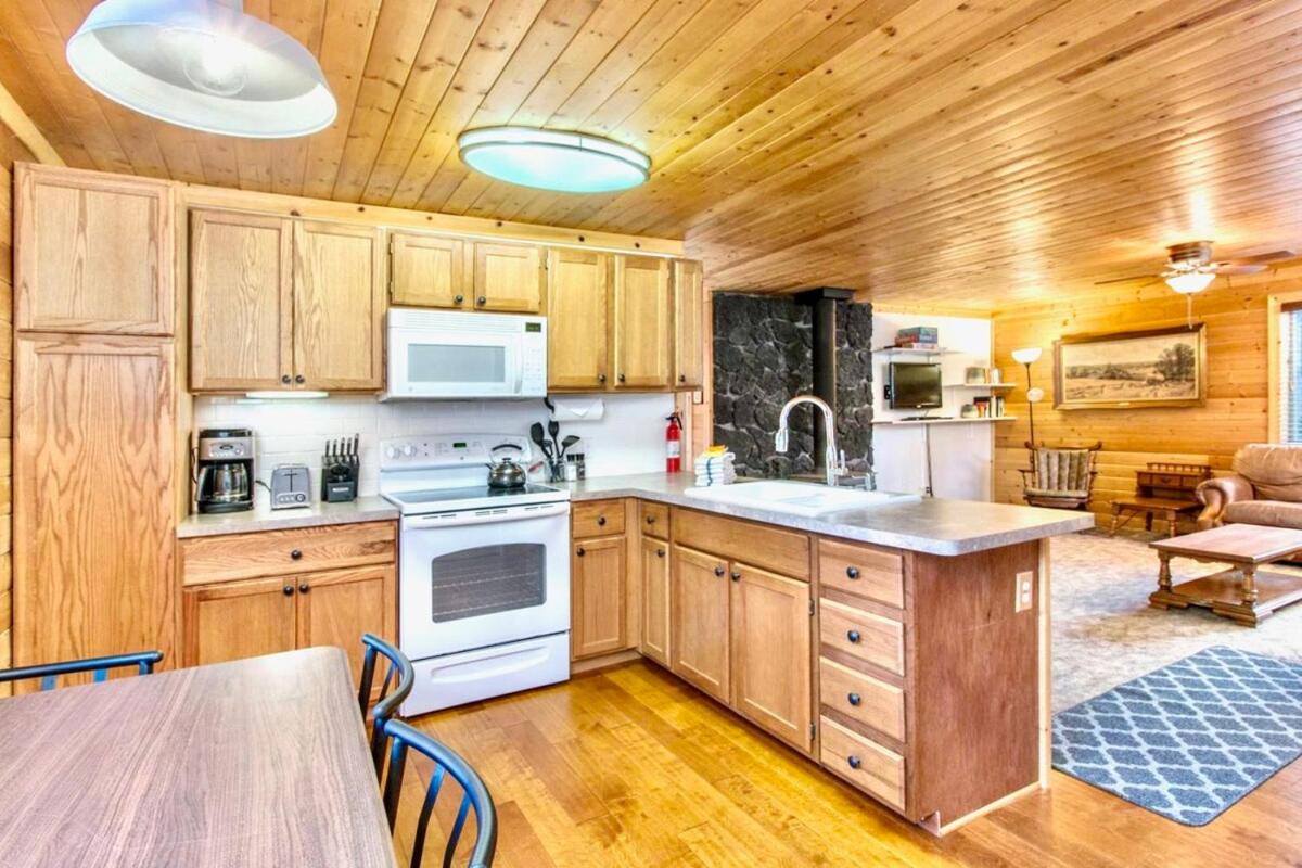 Lovely Log Cabin With Fire Pit!