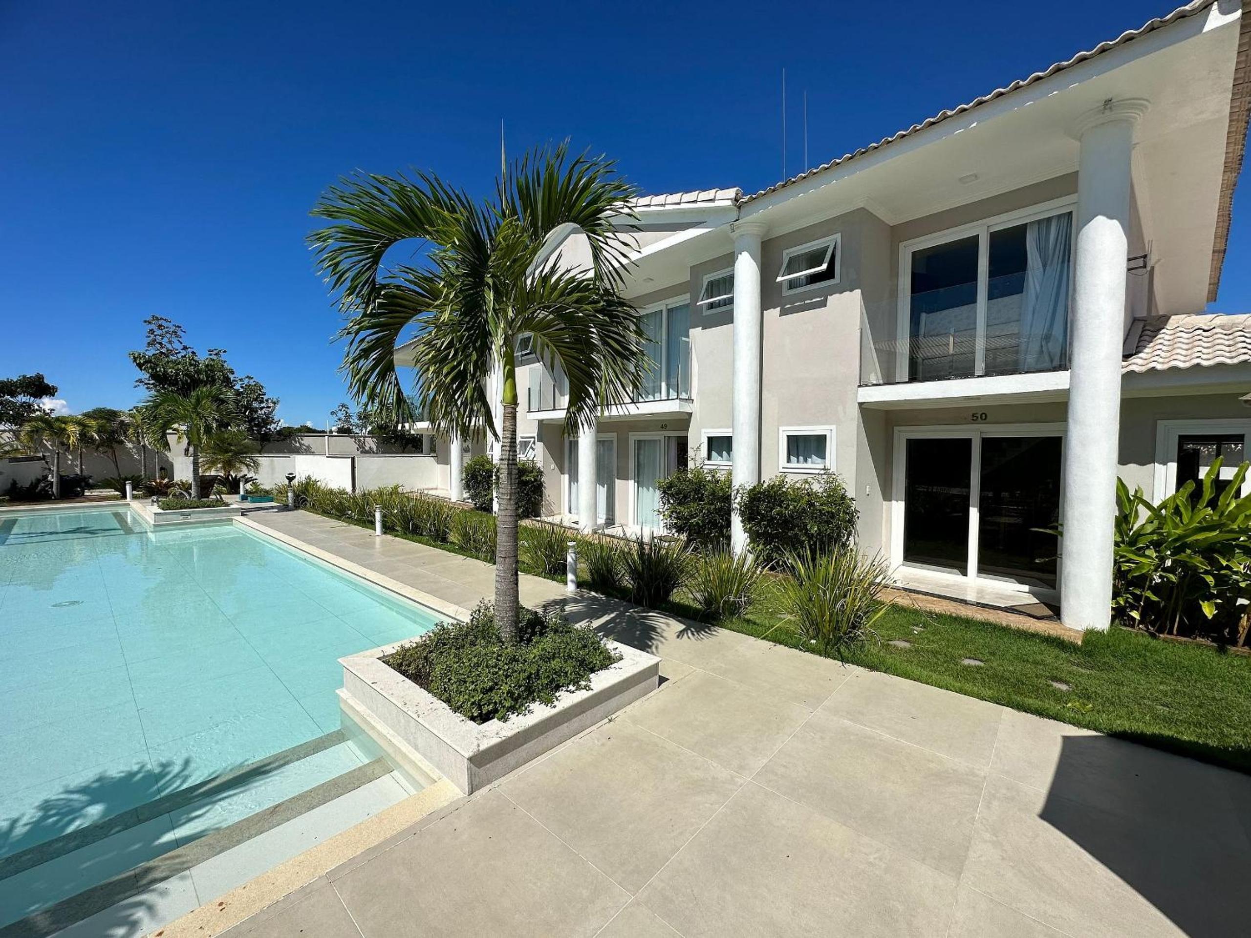 Casa toda climatizada com 2 suítes, gourmet privativo e internet 300MBPS no Residencial Monte das Oliveiras em Arraial D'Ajuda , condomínio com piscinas, s