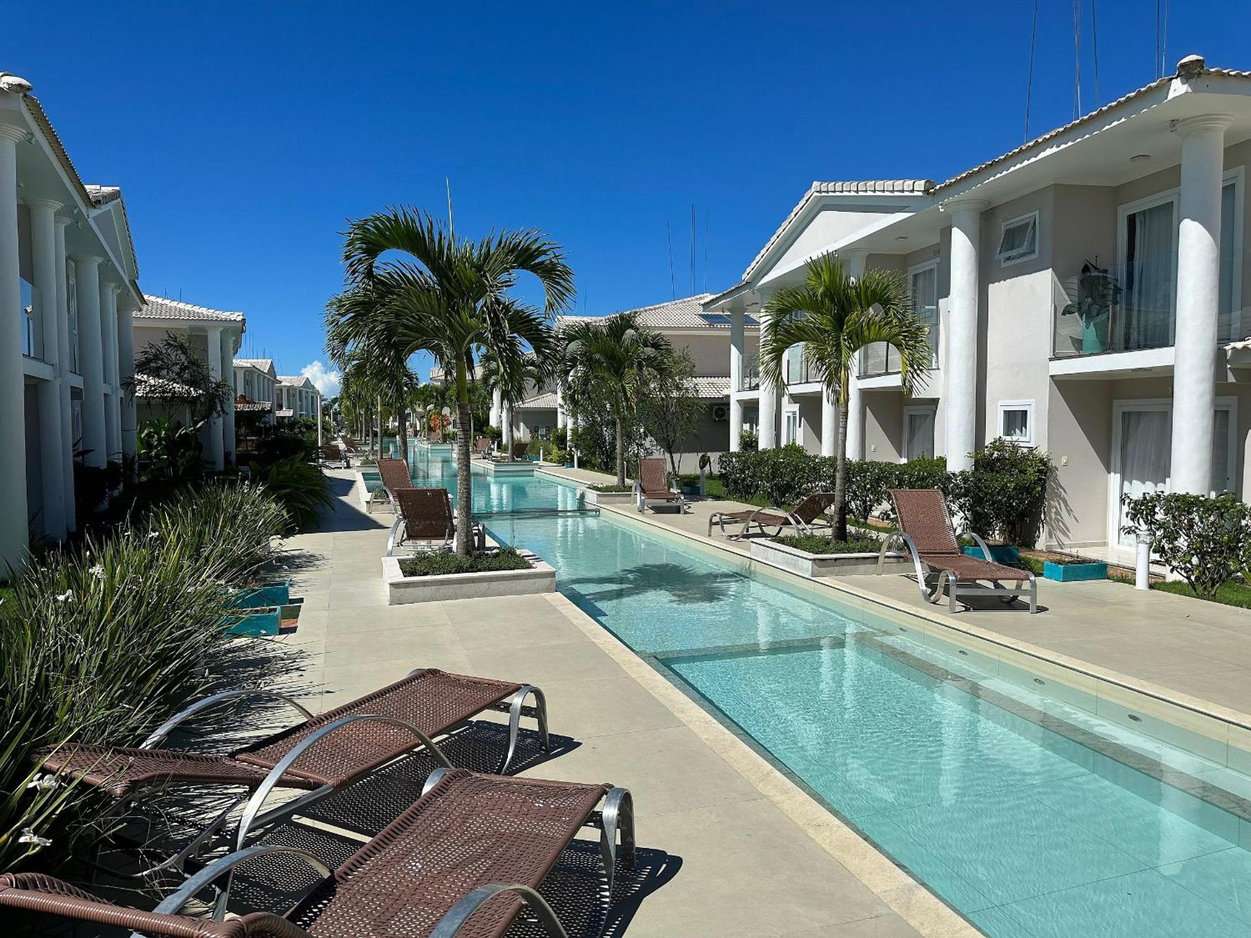 Casa toda climatizada com 2 suítes, gourmet privativo e internet 300MBPS no Residencial Monte das Oliveiras em Arraial D'Ajuda , condomínio com piscinas, s