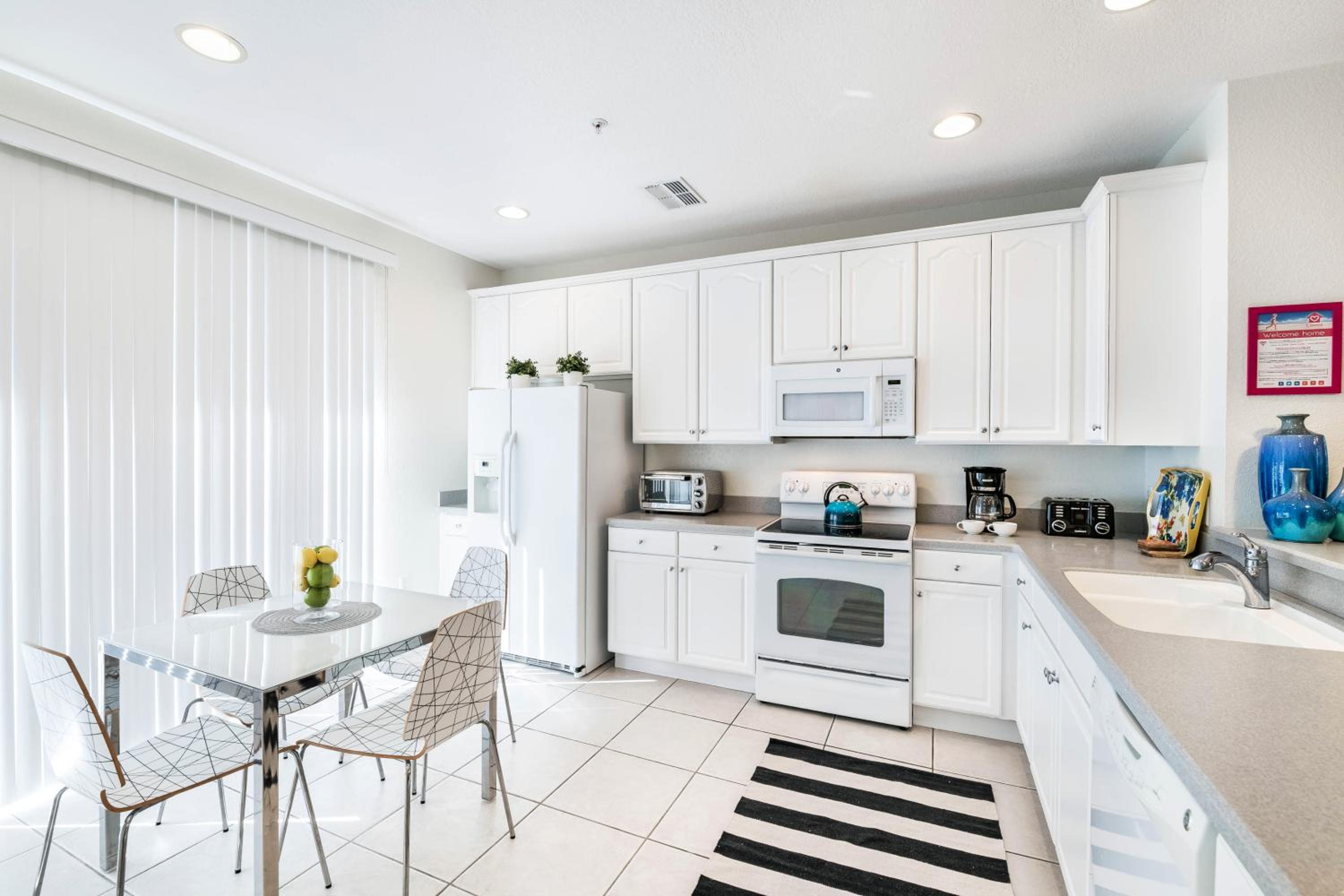 Beautiful Newly Updated Townhome Sleeps 10