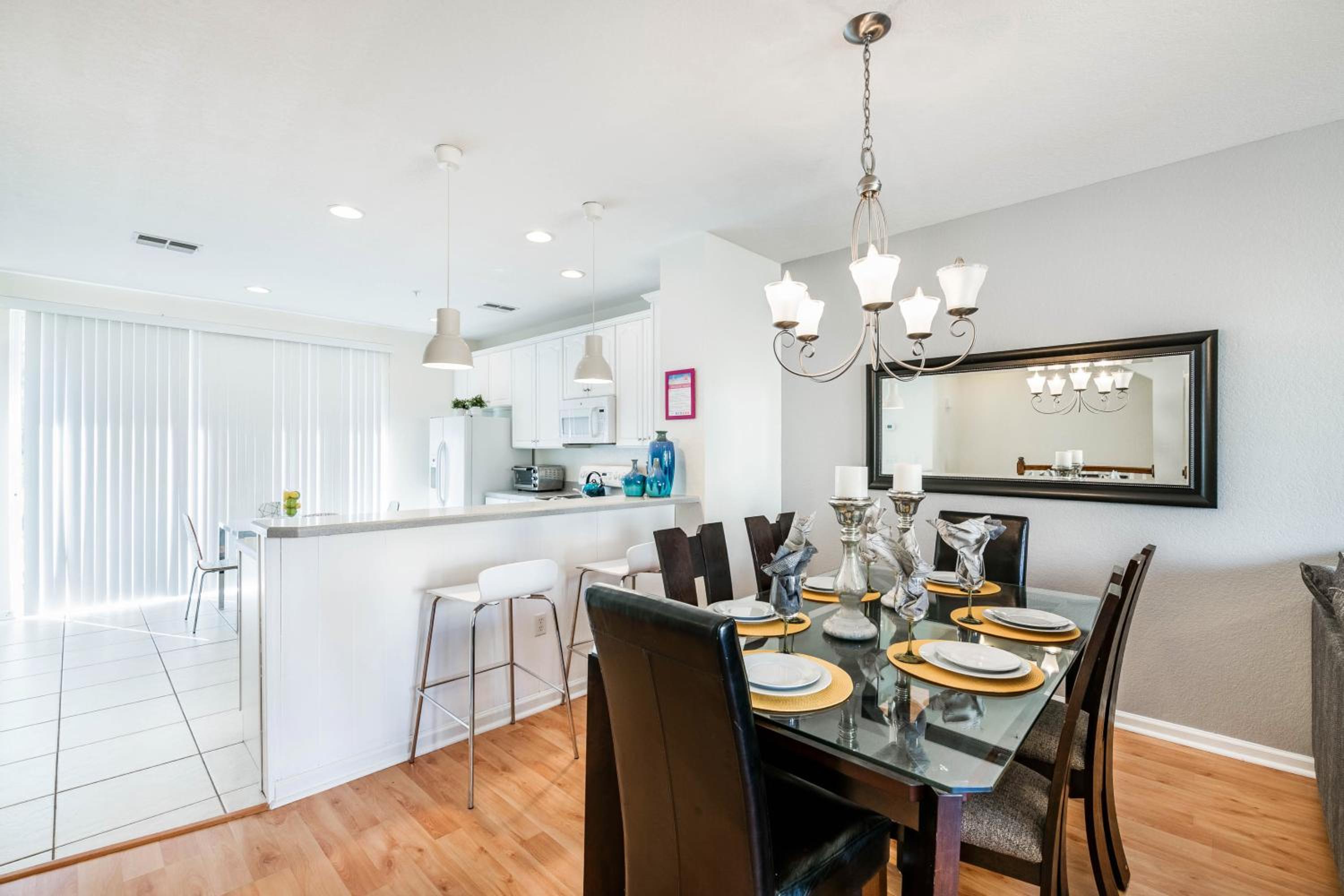 Beautiful Newly Updated Townhome Sleeps 10