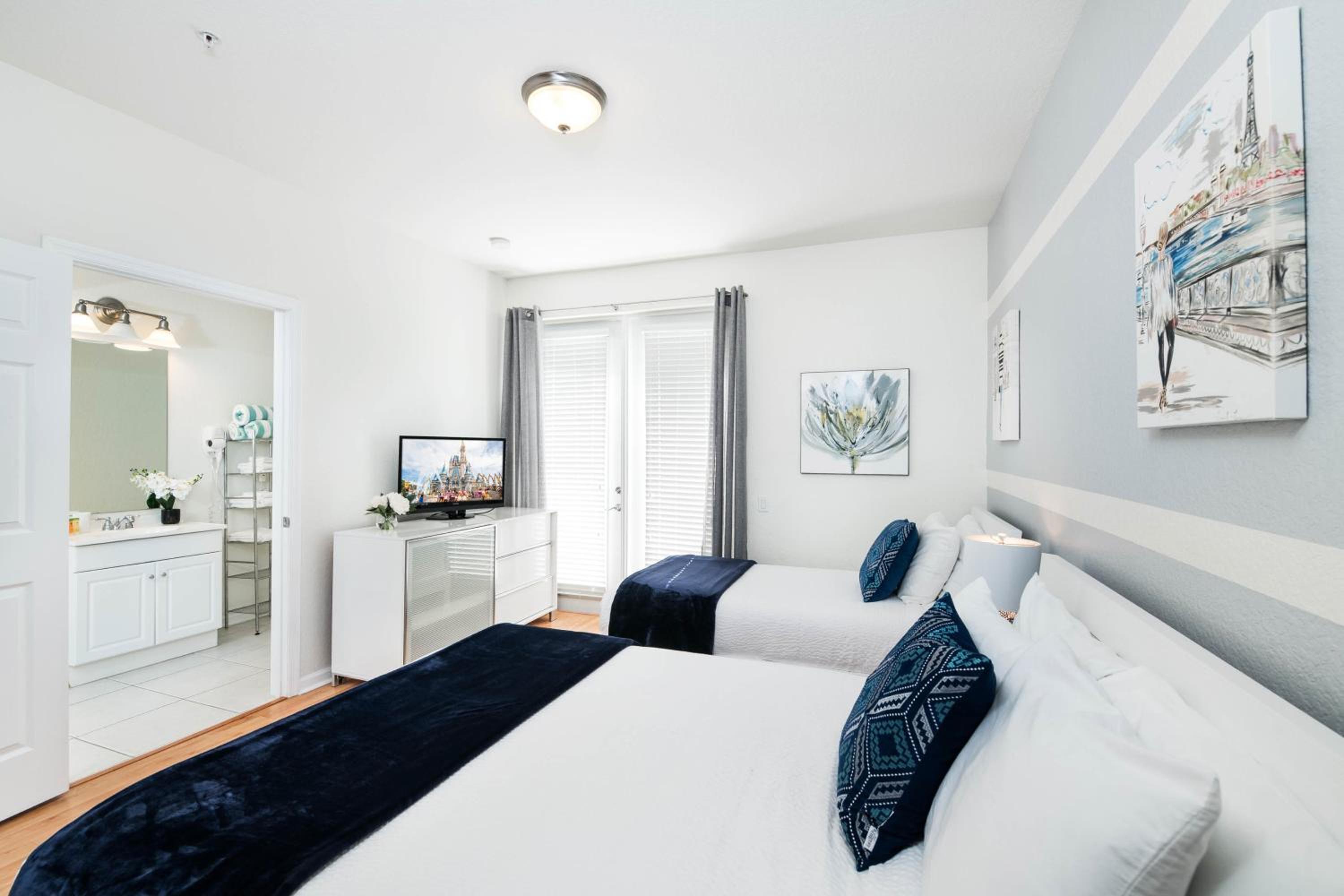 Beautiful Newly Updated Townhome Sleeps 10