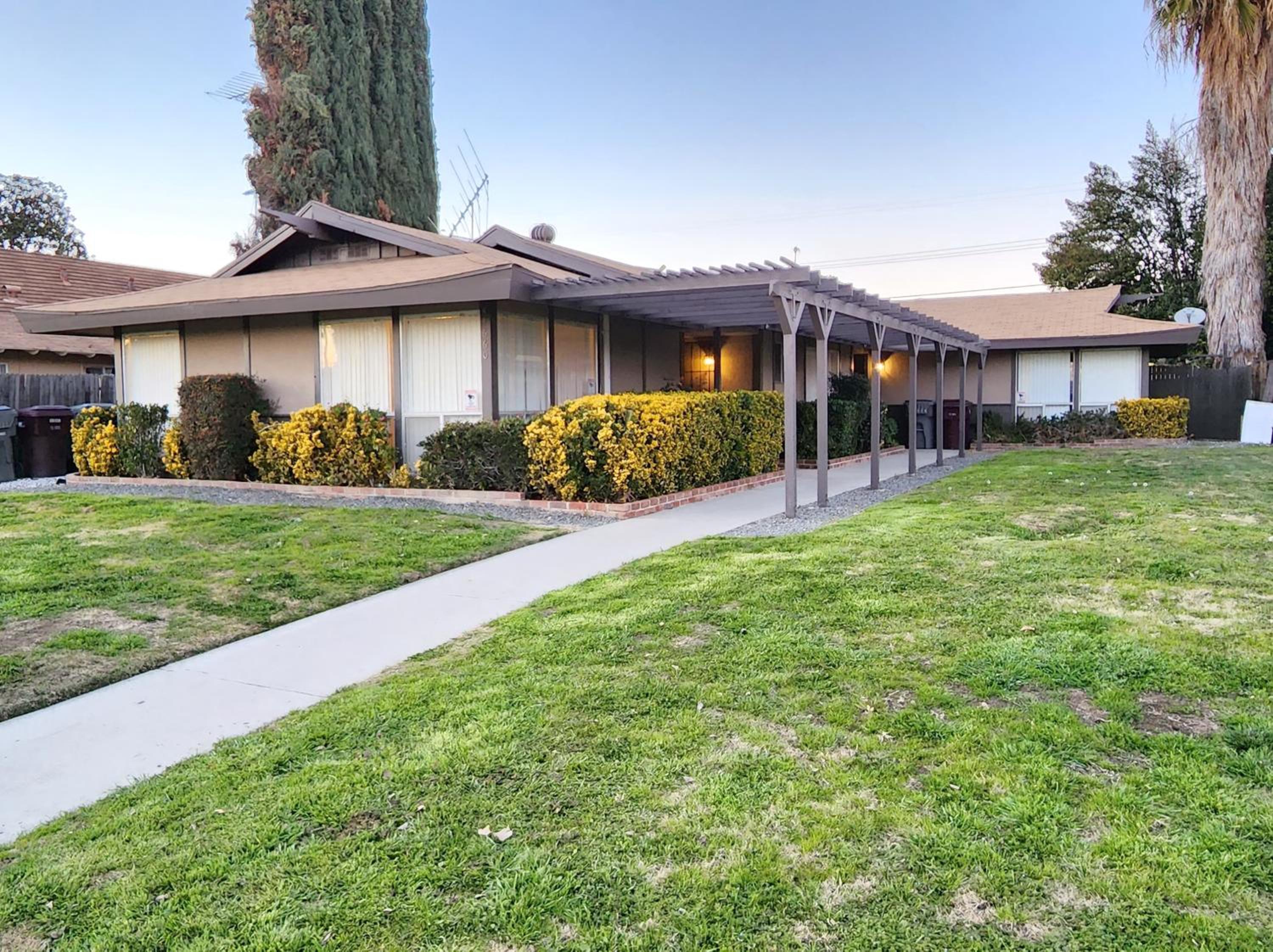 Private, Spacious, 4x Queen, 300 MBPS Internet with Backyard! view 3