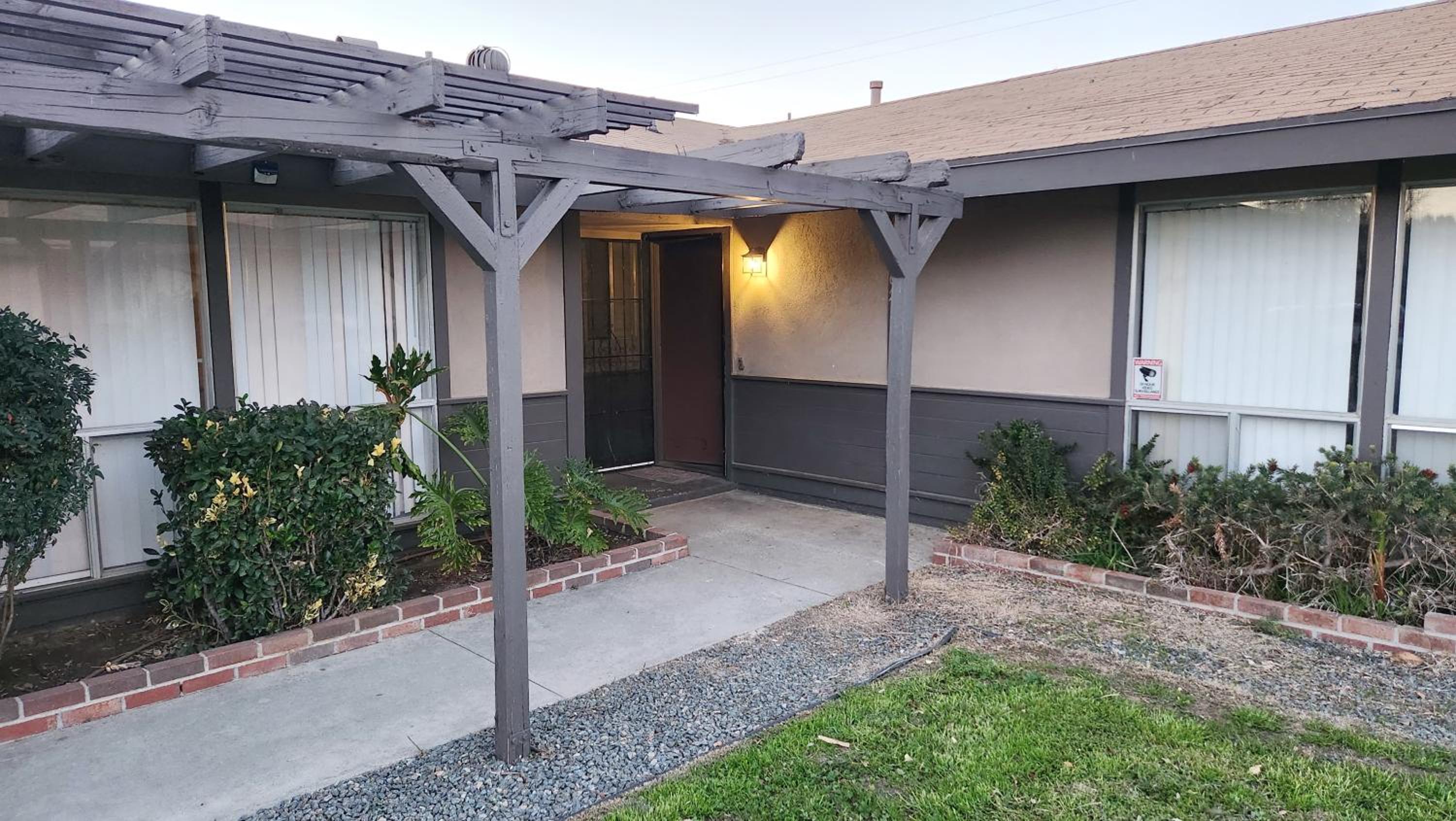 Private, Spacious, 4x Queen, 300 MBPS Internet with Backyard! view 2