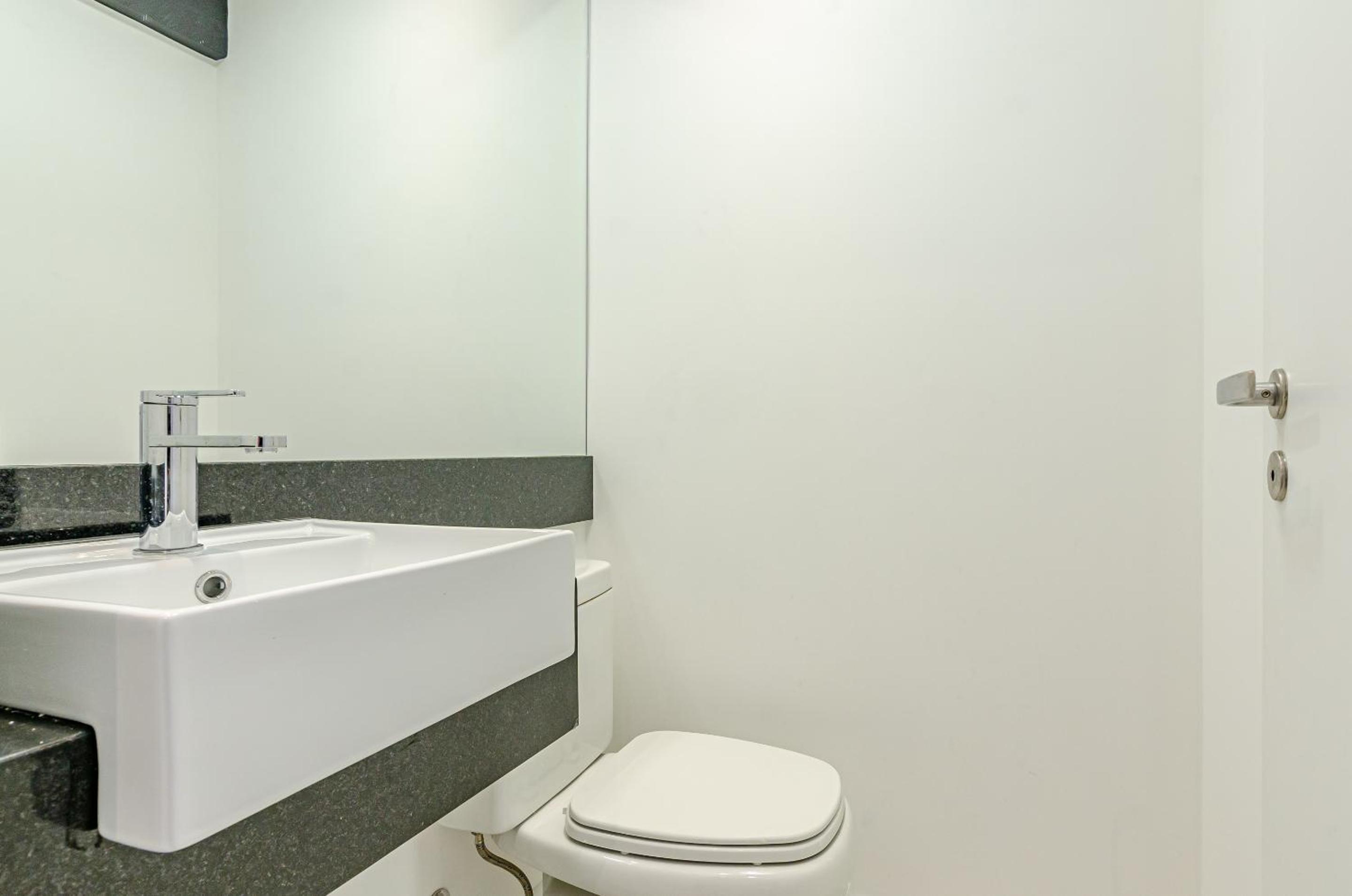 Duplex Incrível, 2 Quartos, varanda, 2 vagas Batel by UROOMS